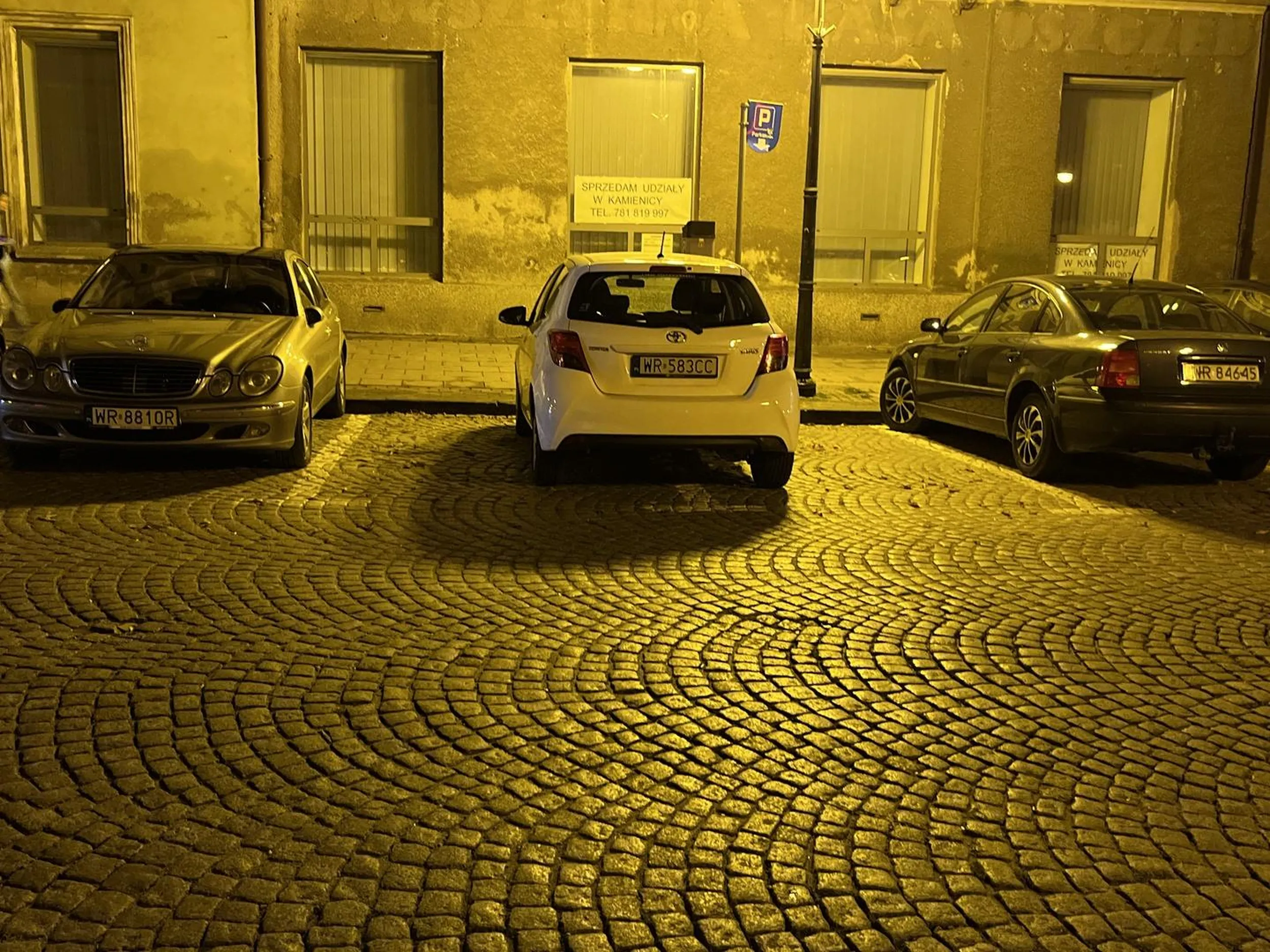 Sobota wieczór, duży ruch, każdy szuka miejsca - zajebiste parkowanie????