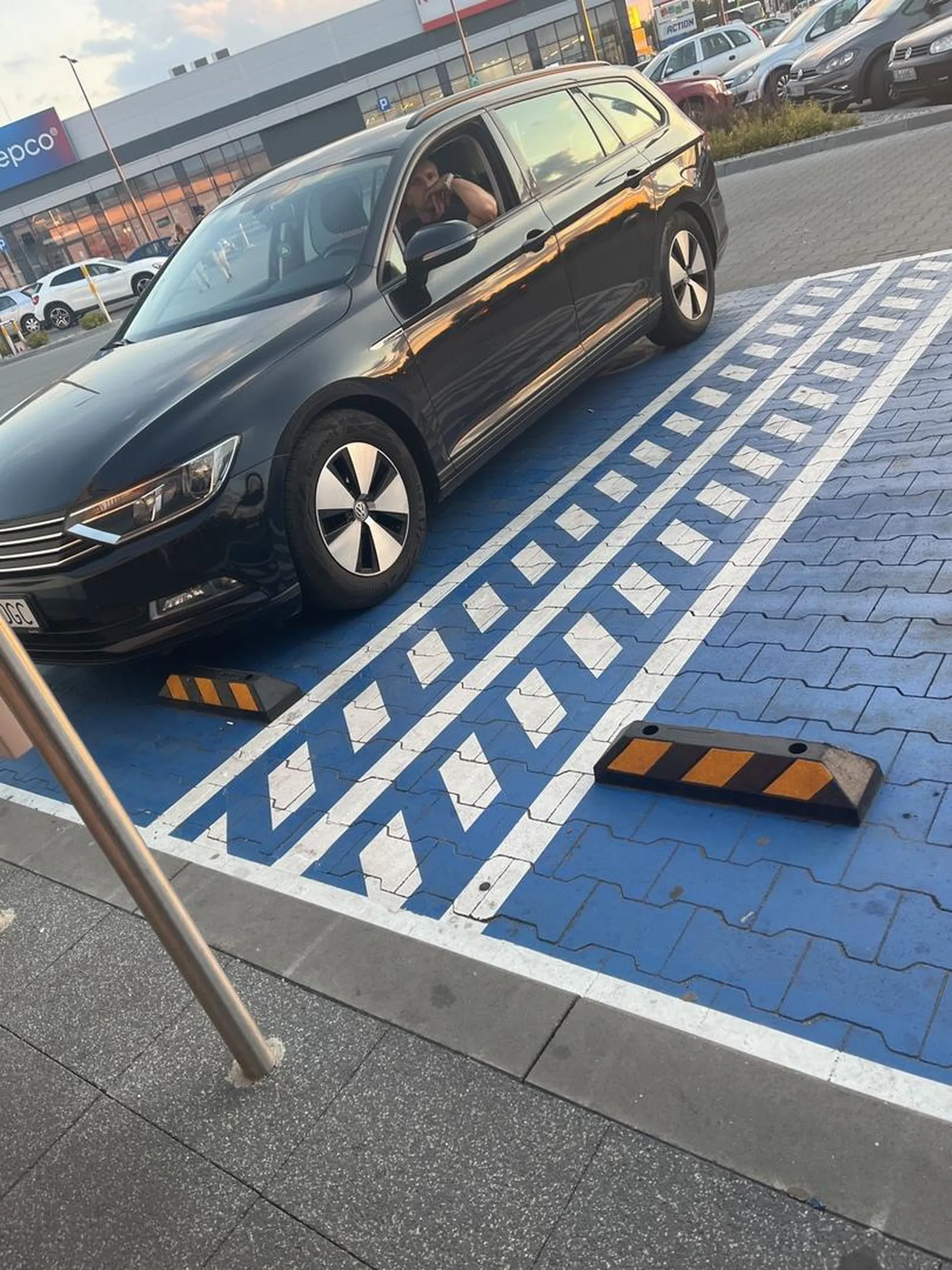 Gnojek parkuje na miejscach dla niepełnosprawnych