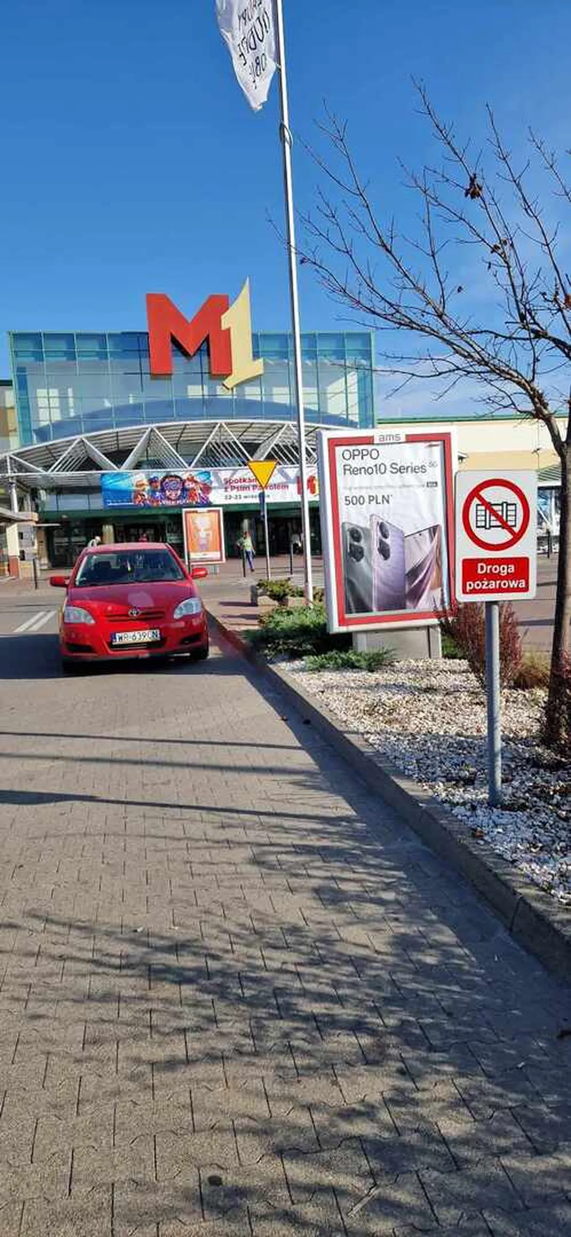 Wolnych miejsc parkingowych od groma. Do wyboru do koloru. Jednak trzeba stanąć na drodze pożarowej bo bliżej. Pewnie gdyby nie słupki to wjechał by pod same drzwi.