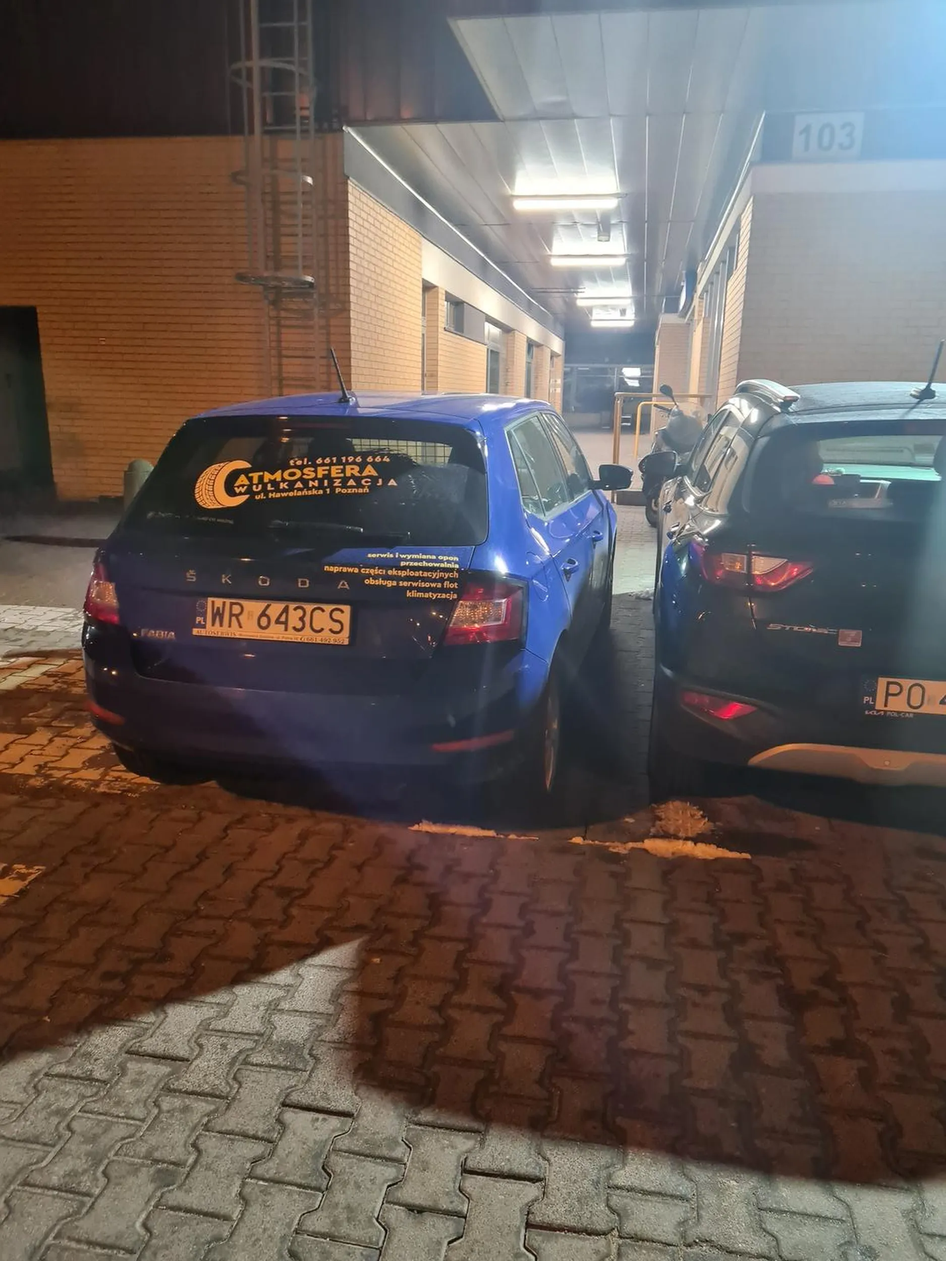 Parkujesz jak pi***. Zastawiłeś auto plus parkujesz na miejscu niedozwolonym! Wstydz się!