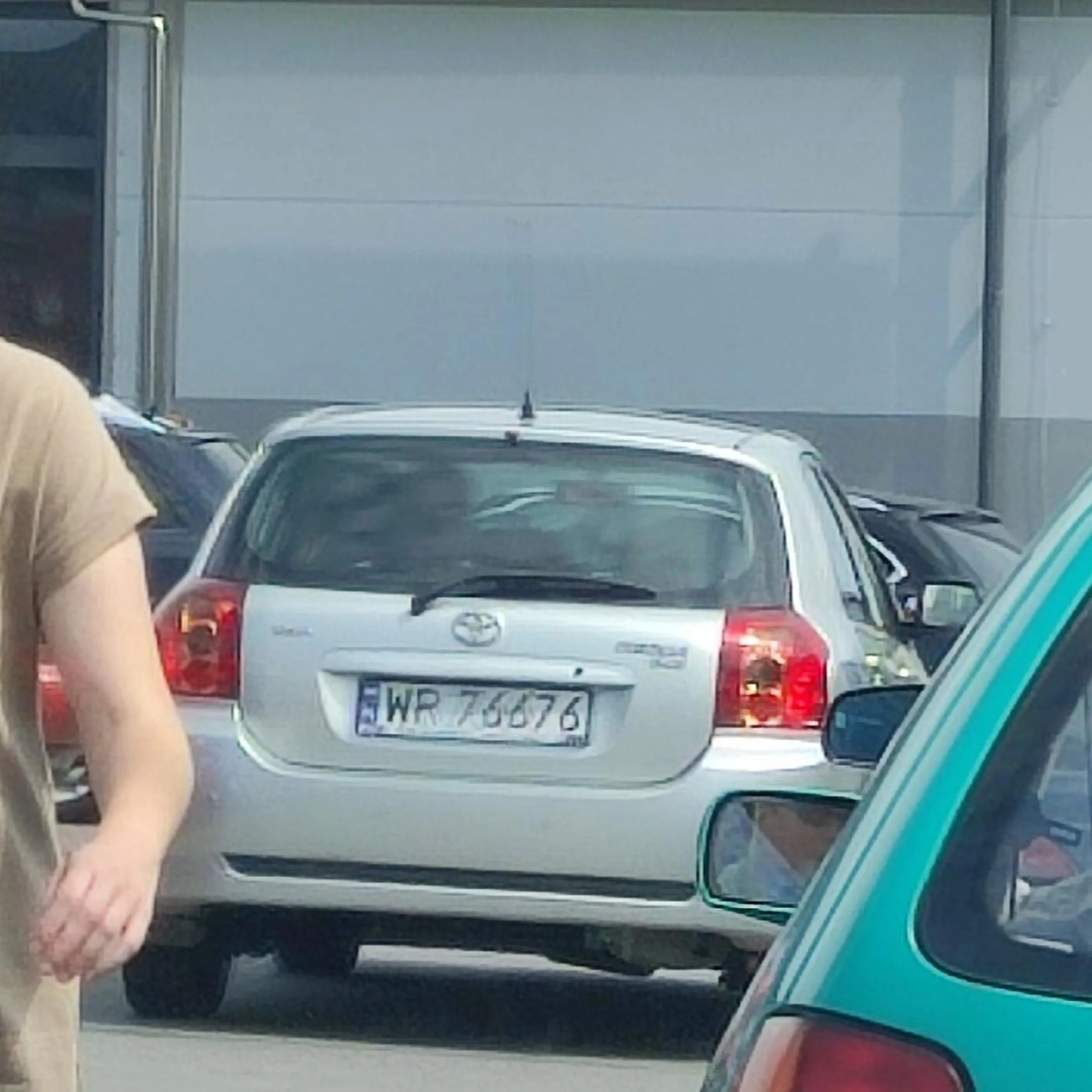 Zamiast mówić, że jestem starą głupią babą, gdy zwróciłam Panu uwagę, ponieważ spowodował Pan korek na parkingu, polecam rozładować emocjale w jakiś sposób xD (Pan jeździł później w kółko po tym parkingu, stąd zdjęcie rejestracji) Na wyładowanie negatywnych emocji polecam zapisać się na siłownię albo na jogę, to bardzo relaksuje, pomaga też jazda na rowerze albo rozwijanie pasji :)