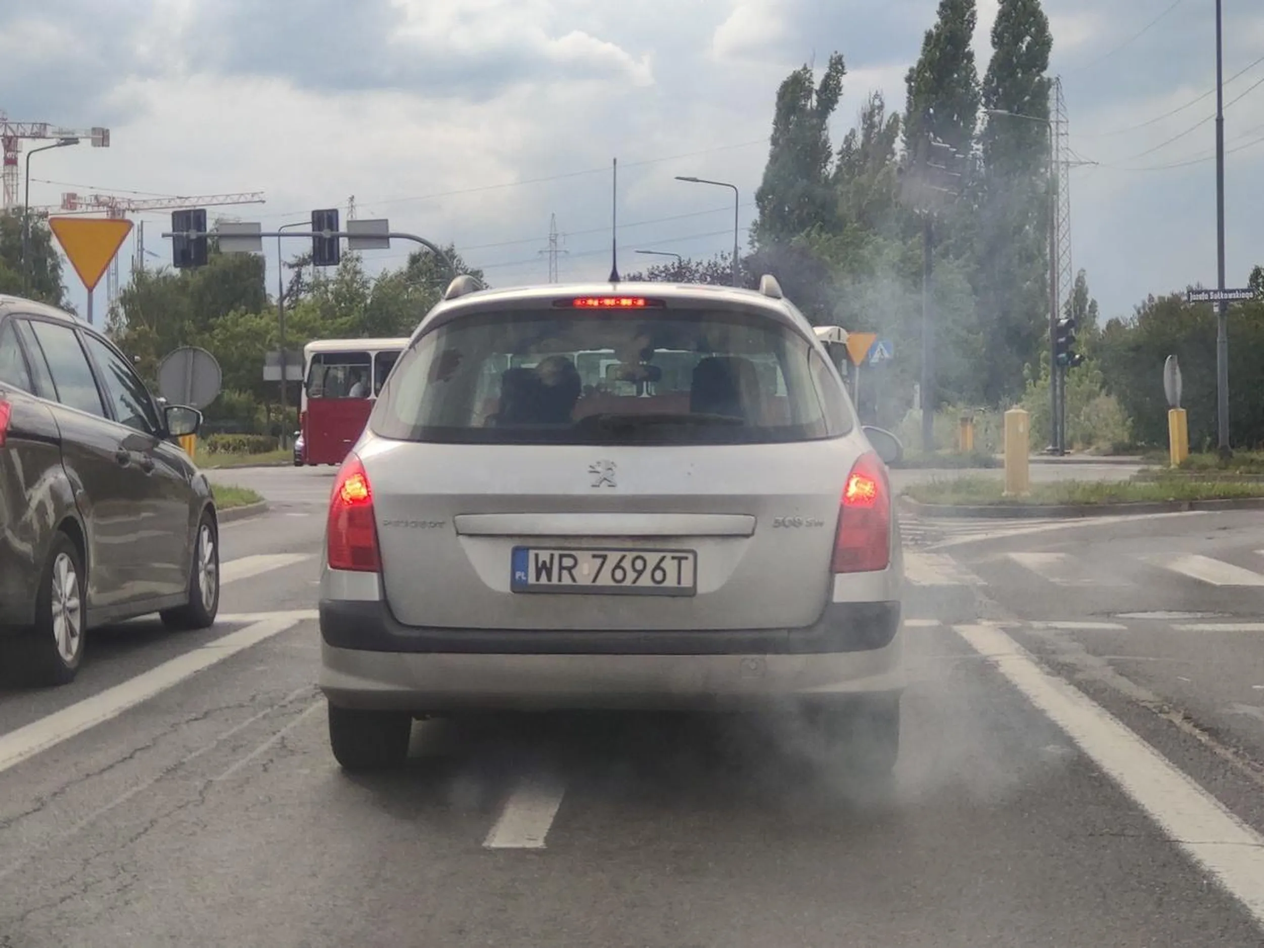 Kopci jak Admirał Kuźniecow. Wrak, który w ogóle nie powinien przejść przeglądu technicznego. Jazda za takim trucicielem w korku to koszmar. Można się udusić.
