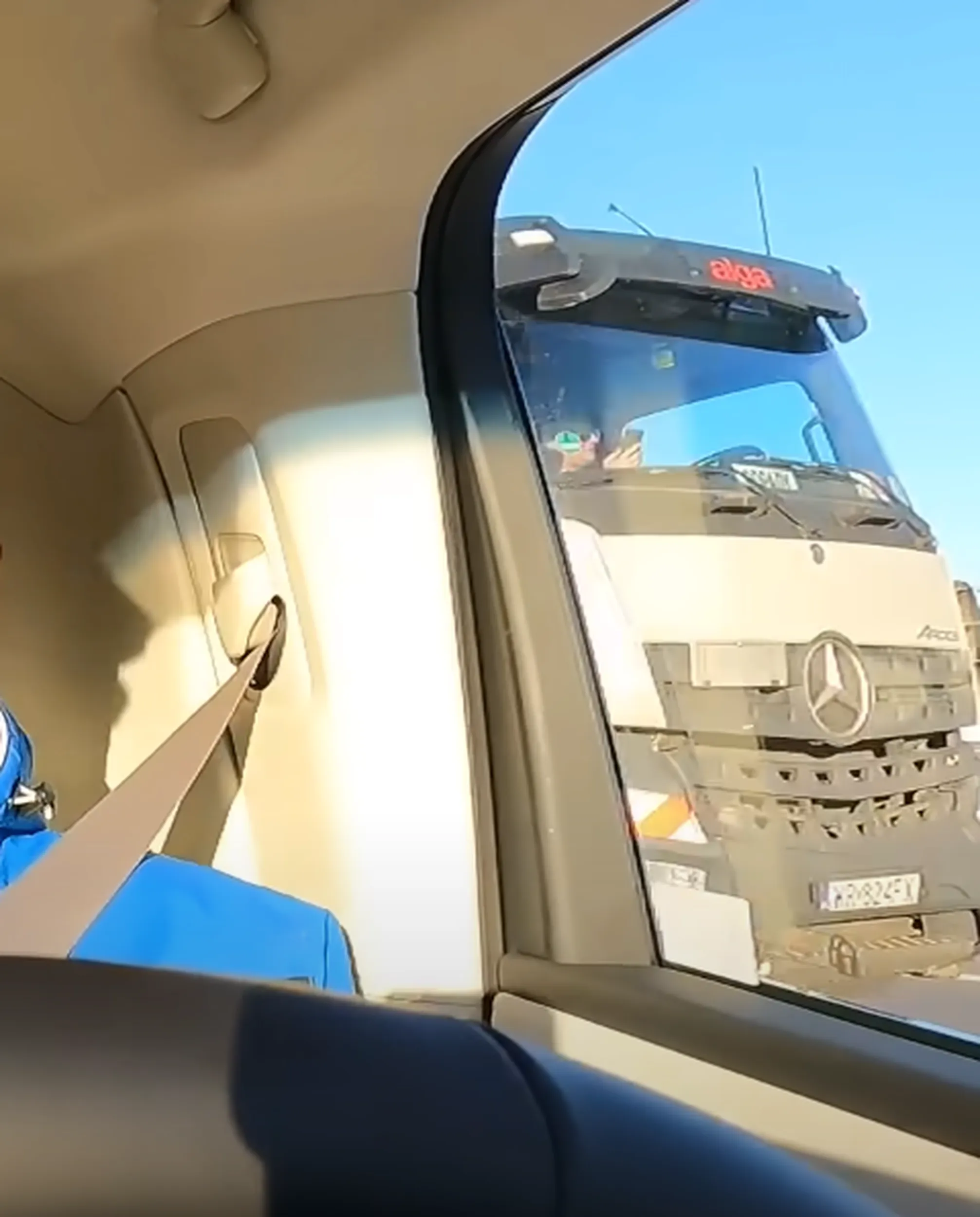 Jeździ wielką ciężarówką pisząc jednocześnie wiadomości na telefonie.