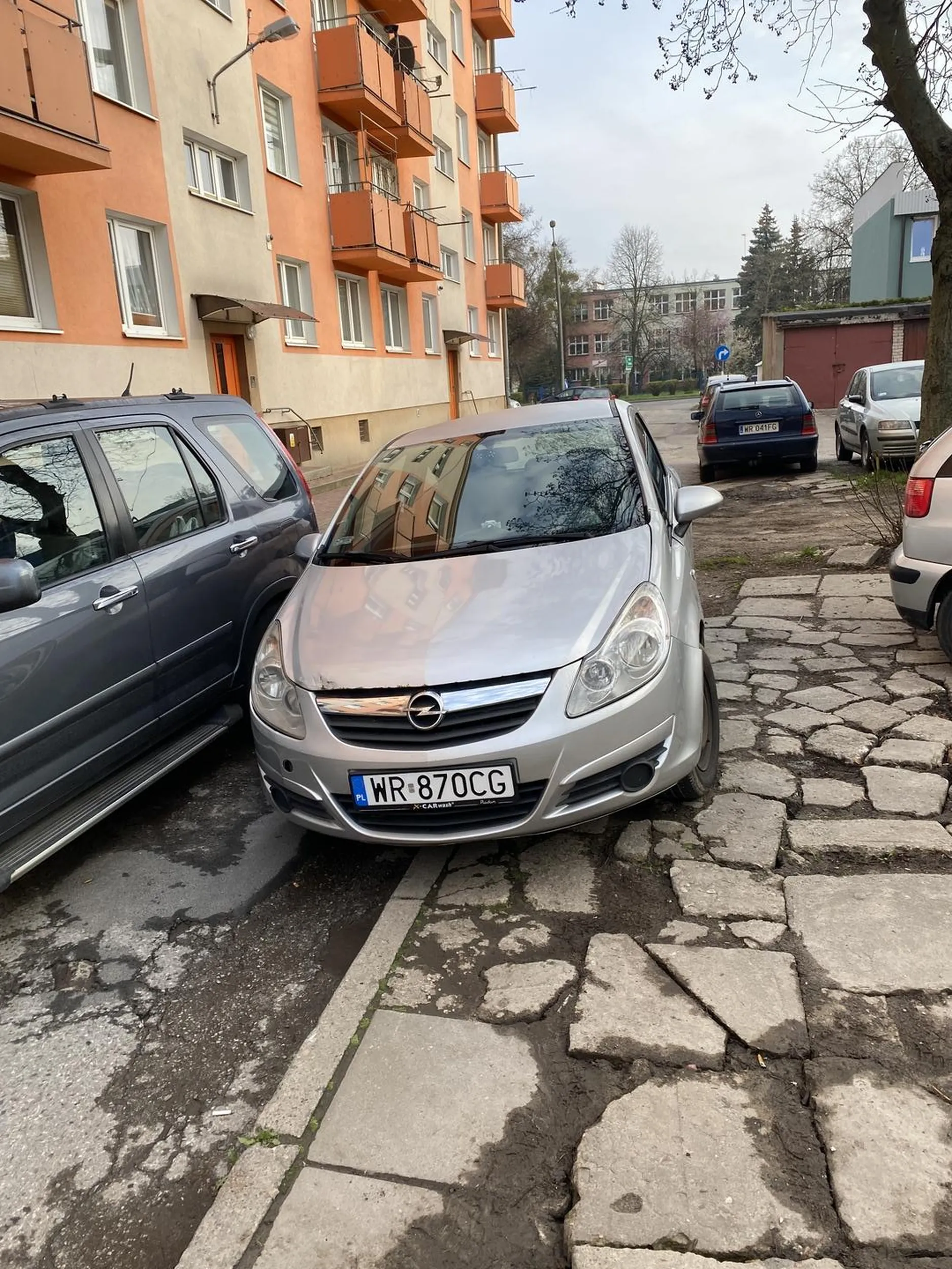 Zastawia samochody, przez godzinę nikt się przy aucie nie pojawił