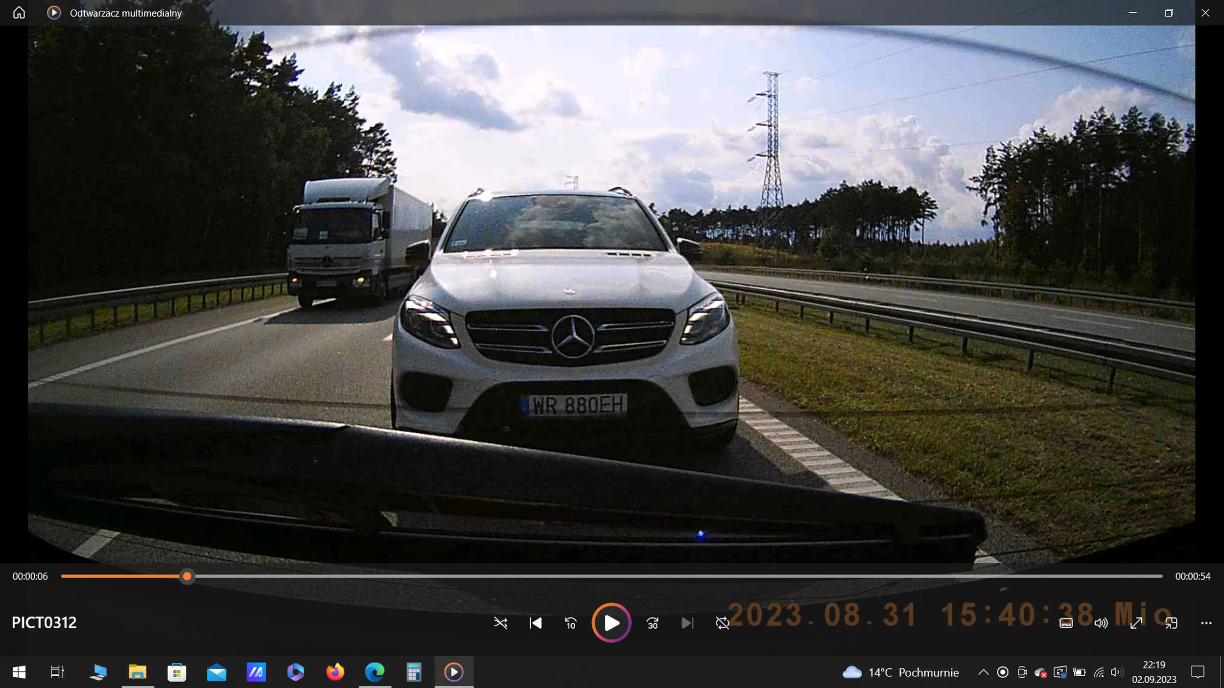 31.08.2023, godz. ok. 15:35, trasa S7, kierunek Warszawa tuż przed węzłem Kielce Północ. Na lewym pasie, w kolumnie samochodów osobowych wyprzedzaliśmy dwie ciężarówki. Każdy utrzymywał bezpieczne odległości oprócz kierOWCY białego mercedesa. Gratuluję - wirtualnie zdobyłeś 500 zł mandatu i 5 punktów karnych.