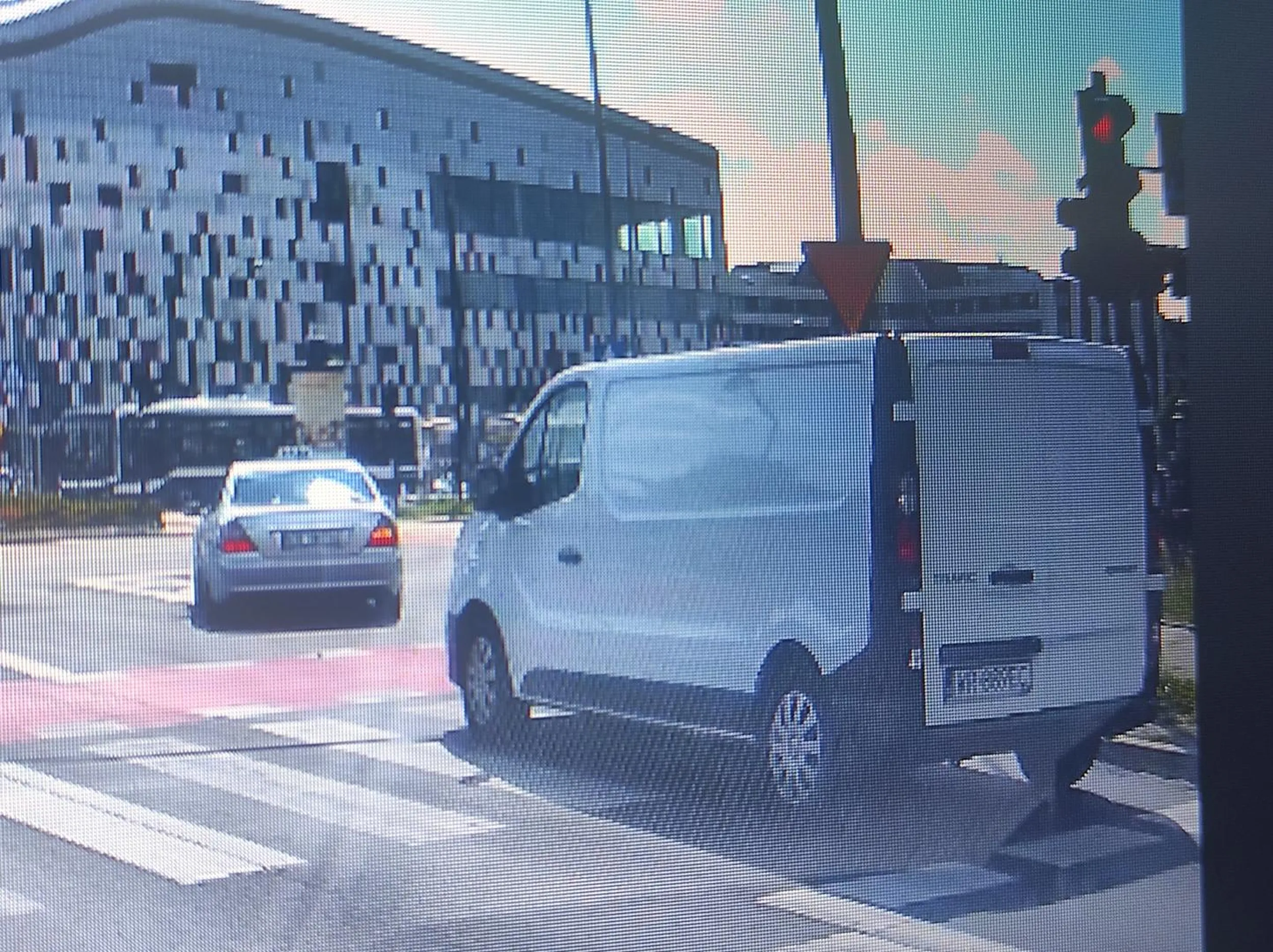 Najpierw przepychanie aut w korku. Potem przejazd na czerwonym świetle. Rasowy burak.