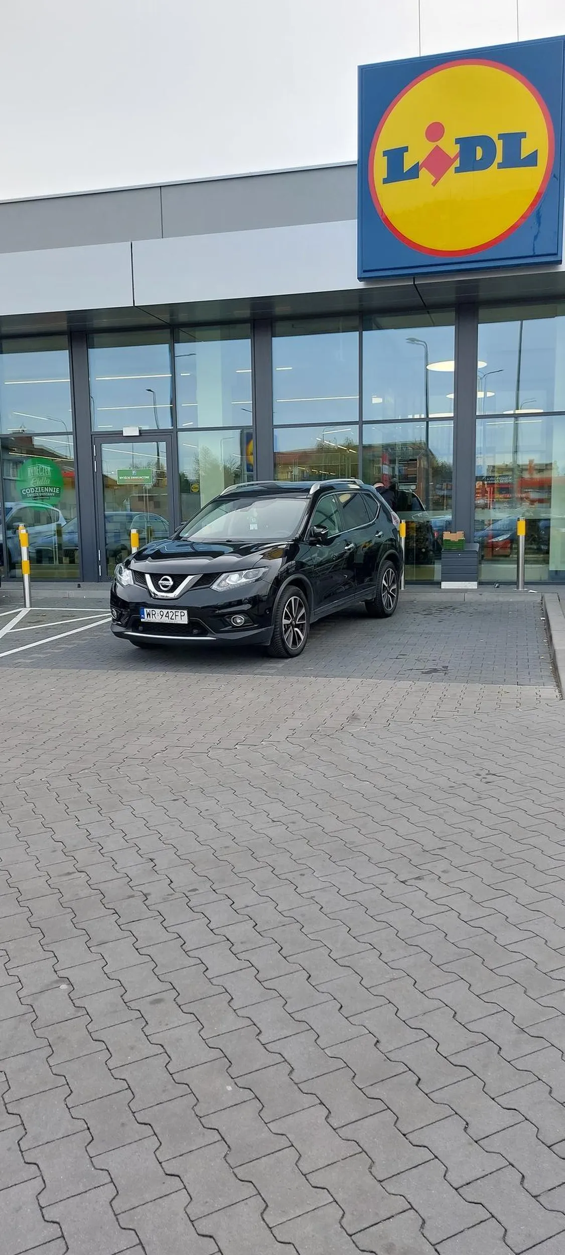 Dobrze, że do środka nie wjechał/a.