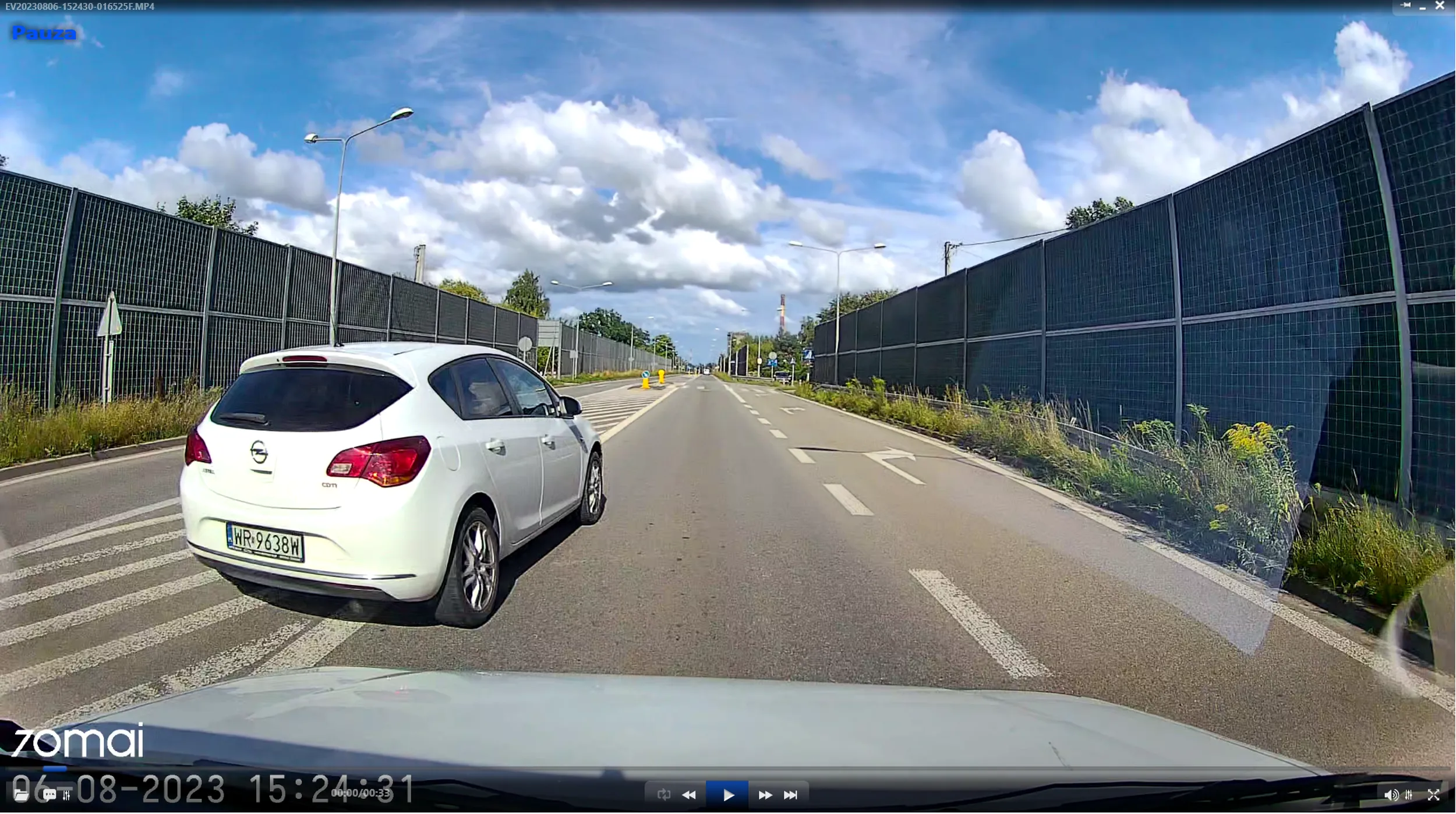 Najpierw siedzi na zderzaku, potem wyprzedza na części wyłączonej z ruchu i przed przejściem dla pieszych.