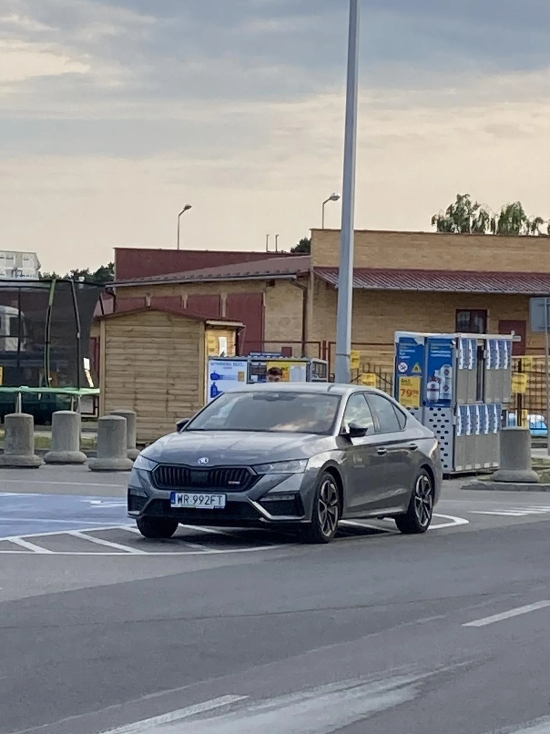 Gratuluję parkowania przy Castoramie. Dookoła tysiąc wolnych miejsc parkingowych.