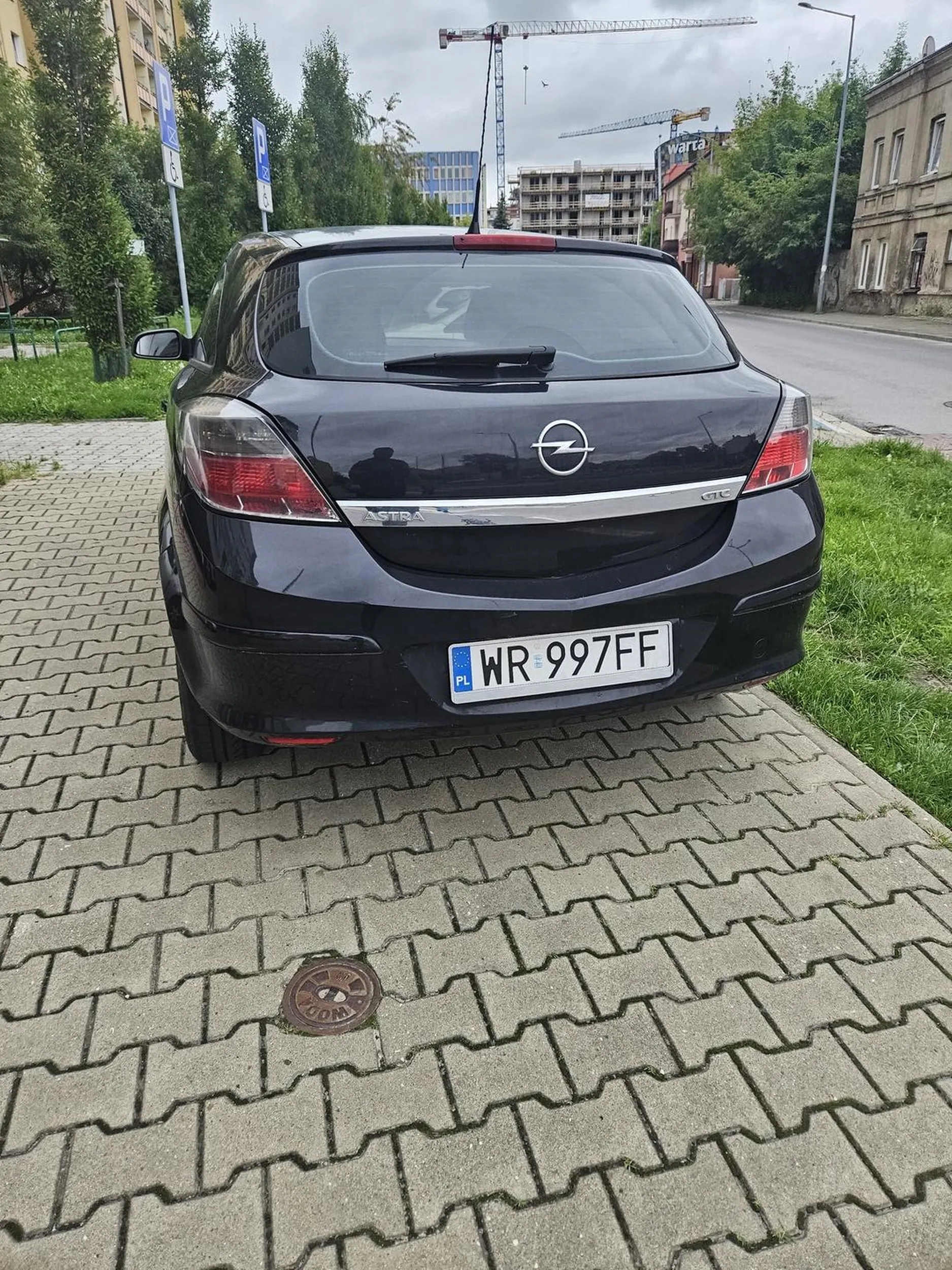 Kolejny miszcz parkowania na chodniku a obok dwa duże parkingi. Ale po co tam jak stąd bliżej klatki??