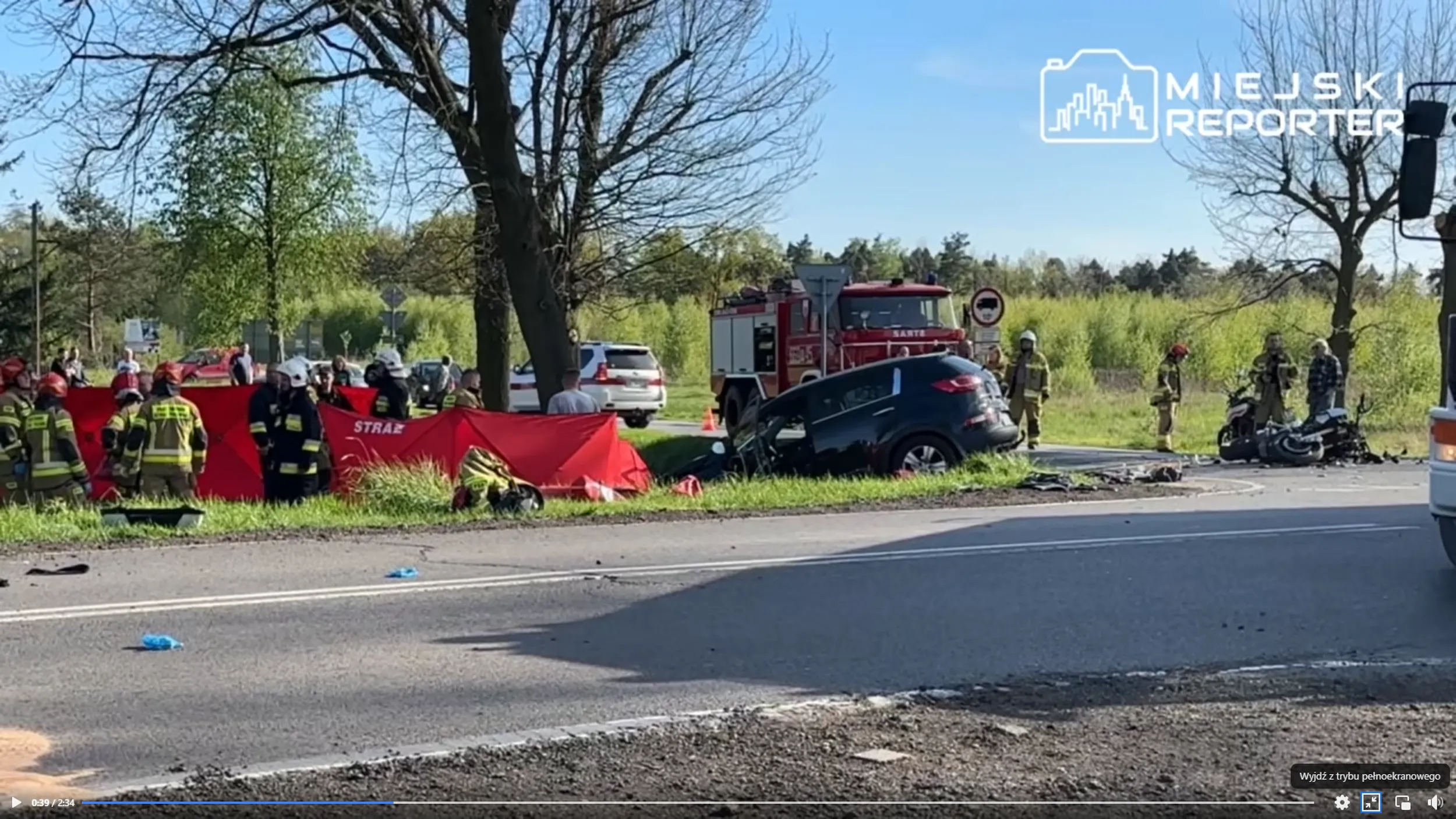 Tragiczna majówka! Małżeństwo jadące motocyklem zderzyło się z autem. Mąż zginął na miejscu, żona w stanie bardzo ciężkim trafiła do szpitala. Lądował śmigłowiec LPR. Do wypadku doszło na drodze wojewódzkiej numer 580 w Łazach (pow. warszawsko-zachodni). Kierujący samochodem marki kia wymusił pierwszeństwo i zderzył się z motocyklem, którym jechały dwie osoby. Mężczyzna zginął na miejscu. Kobieta w stanie ciężkim trafiła do szpitala. Kierujący kią został zatrzymany. Droga zablokowana jest w obu kierunkach. Na miejscu pracują 4 zastępy straży pożarnej, ZRM, śmigłowiec LPR. Dalsze czynności prowadzi policja pod nadzorem prokuratora.