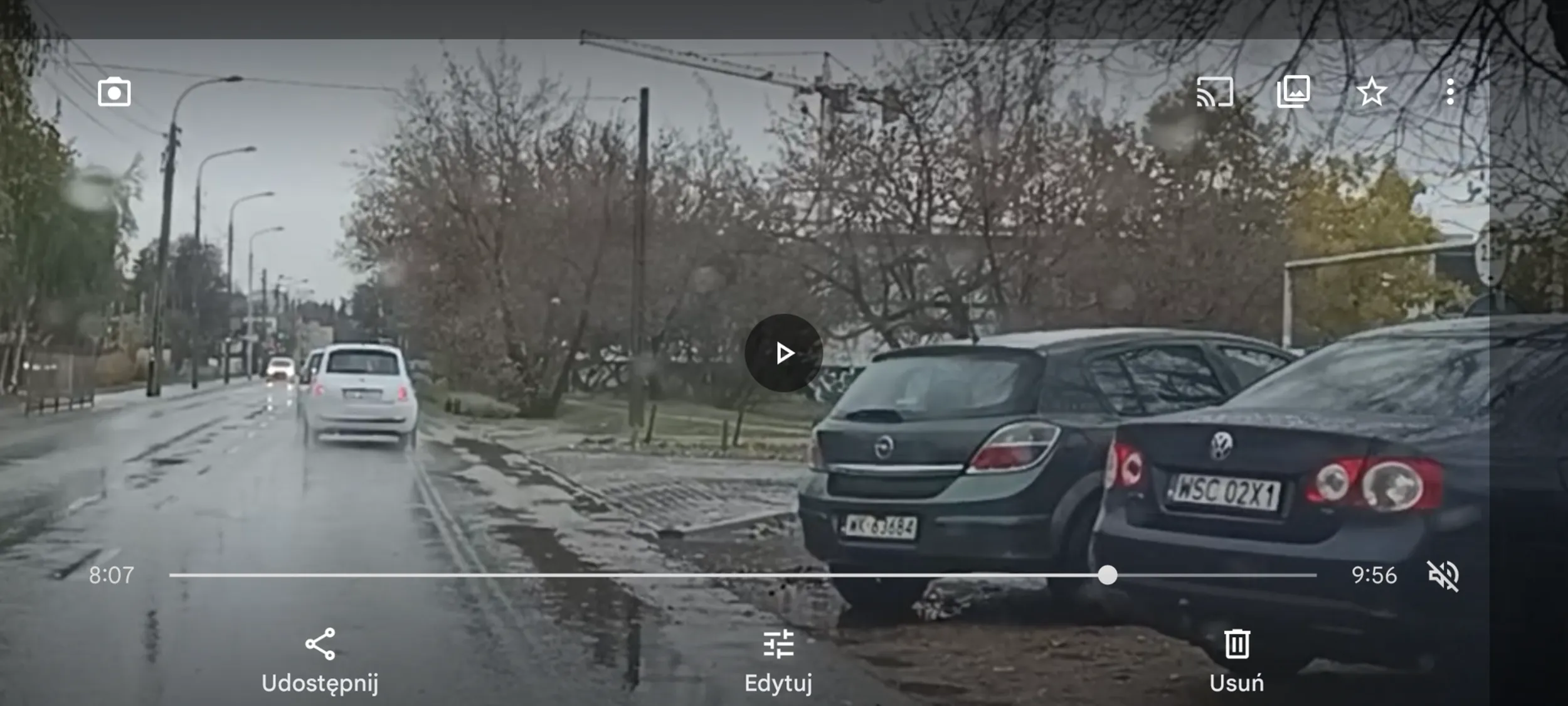 Parkowanie na trawie a tu nie ma parkingu żadnego.