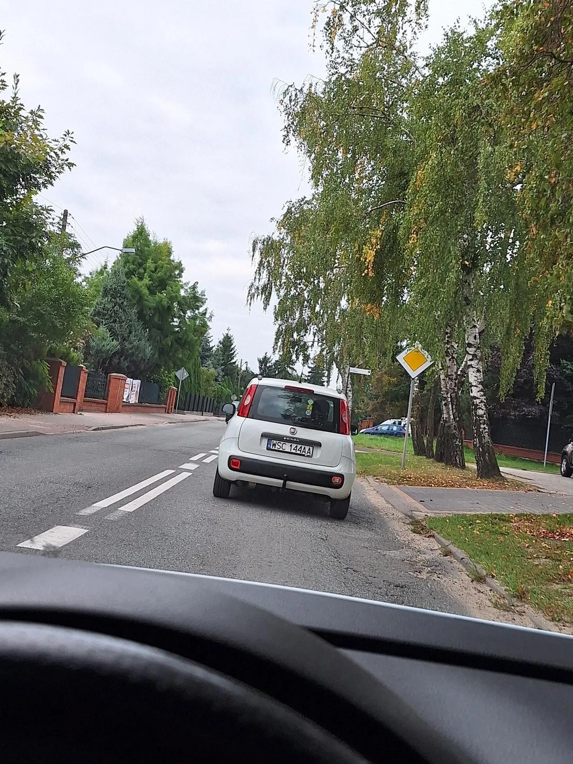 Zbierasz sie tą pandą jebaną jak ciota.Jak nie potrafisz jezdzic to nie wyjezdzaj z garazu albo po lesie sobie jezdzij .