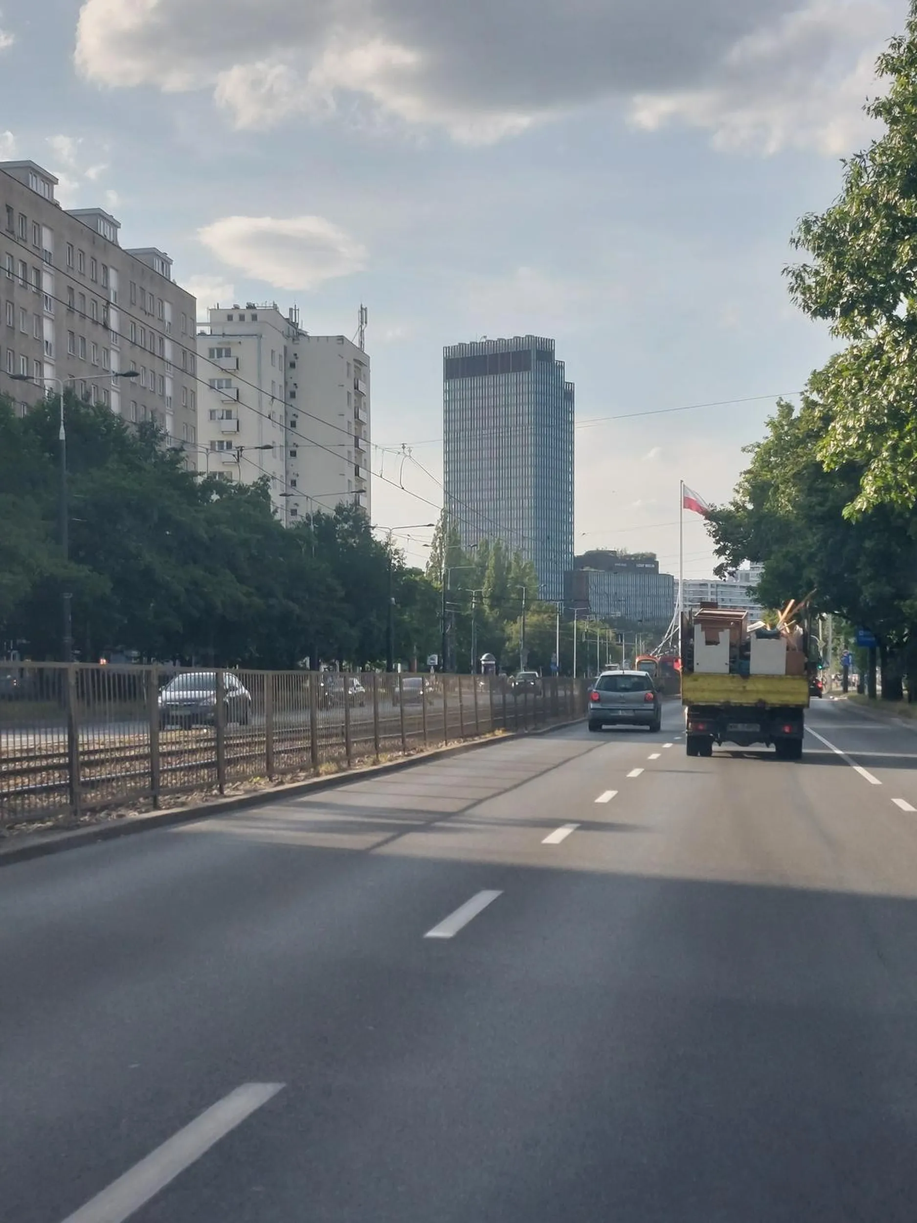 Zawsze przepuszcza pieszych.