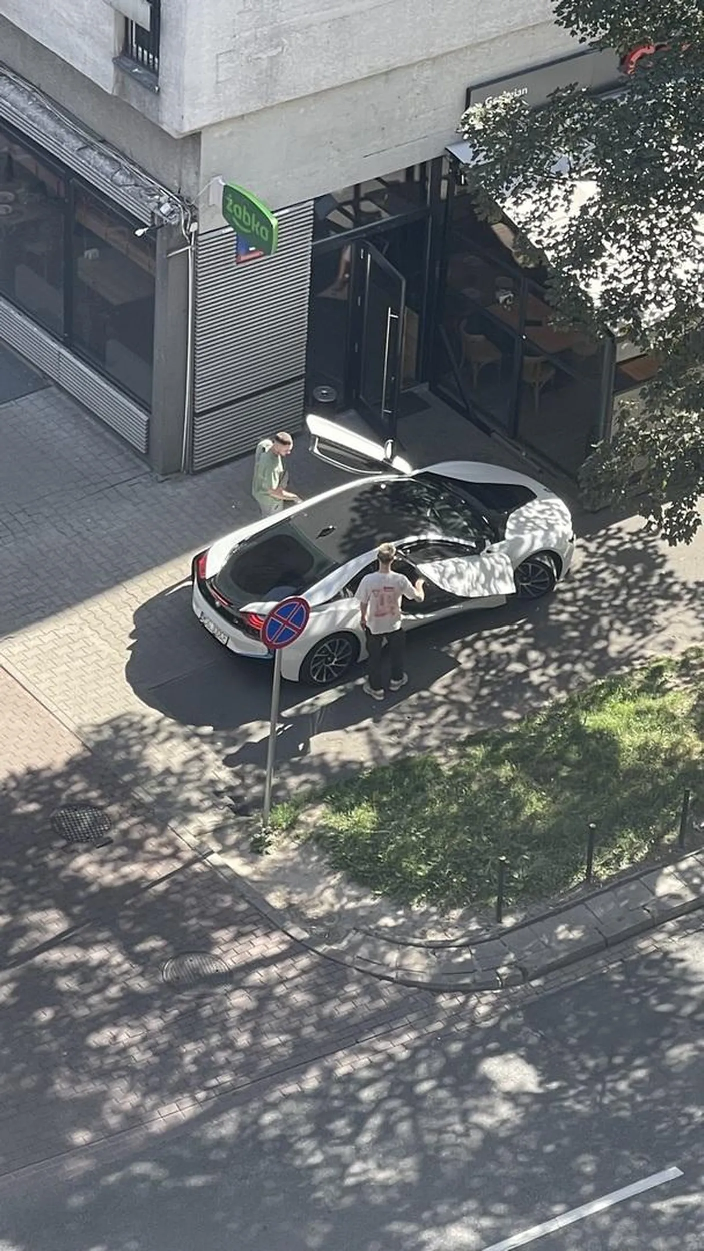 Mistrz parkowania na chodniku.