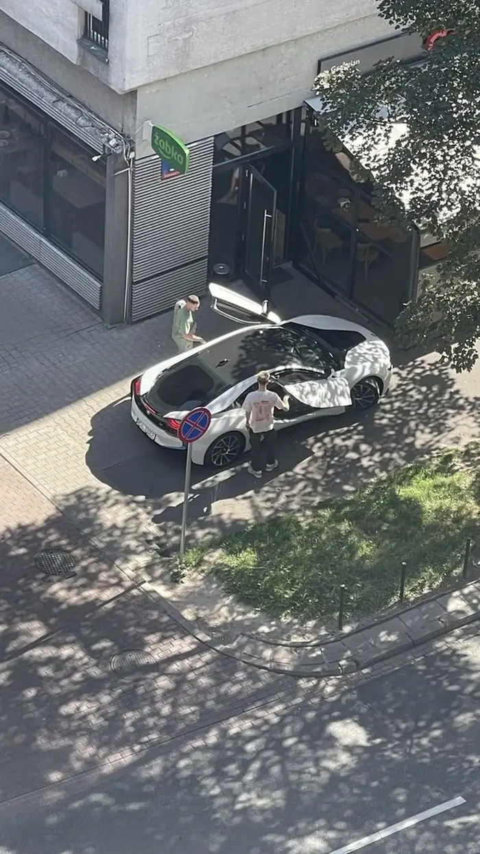 Mistrz parkowania na chodniku.