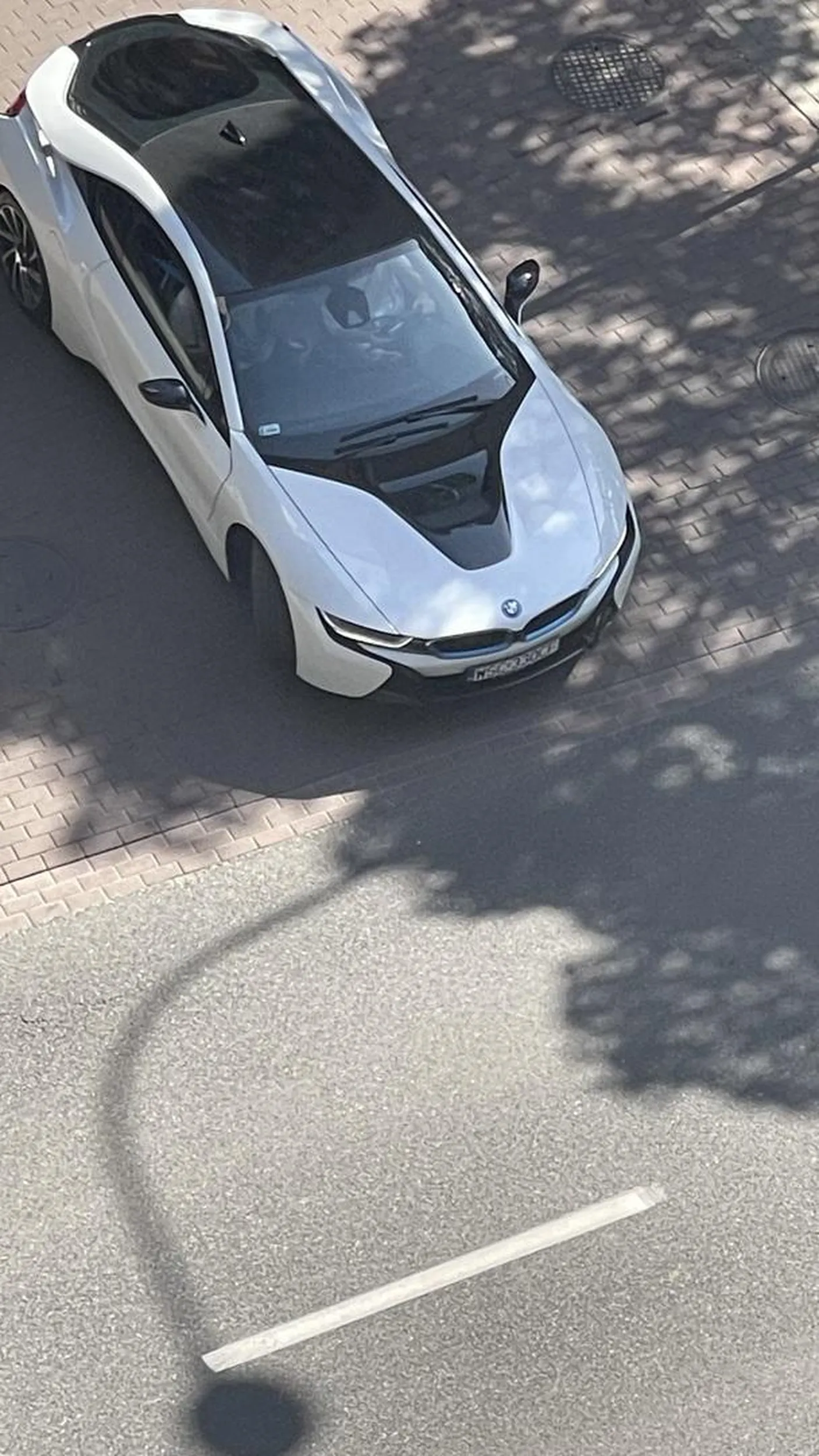 Mistrz parkowania na chodniku.