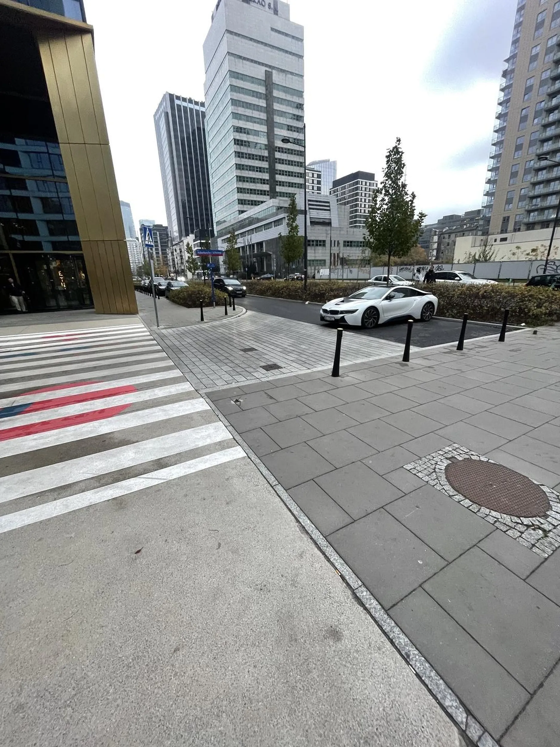 Stanął jak c***l i ludzie boją się zarysować przy zakręcaniu