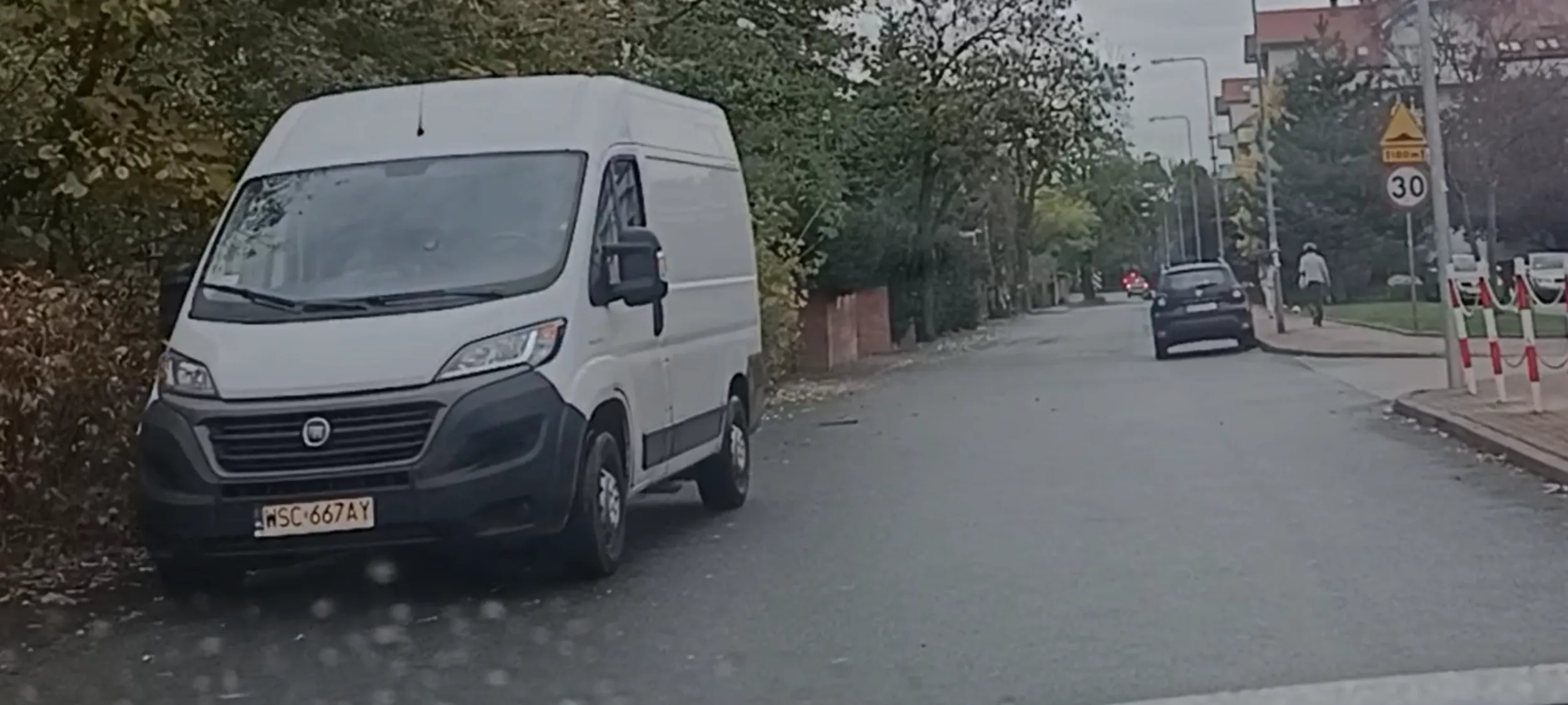 Parkowanie na ulicy Hermana w Warszawie w miejscu obowiązywania zakazu zatrzymywania się i postoju.