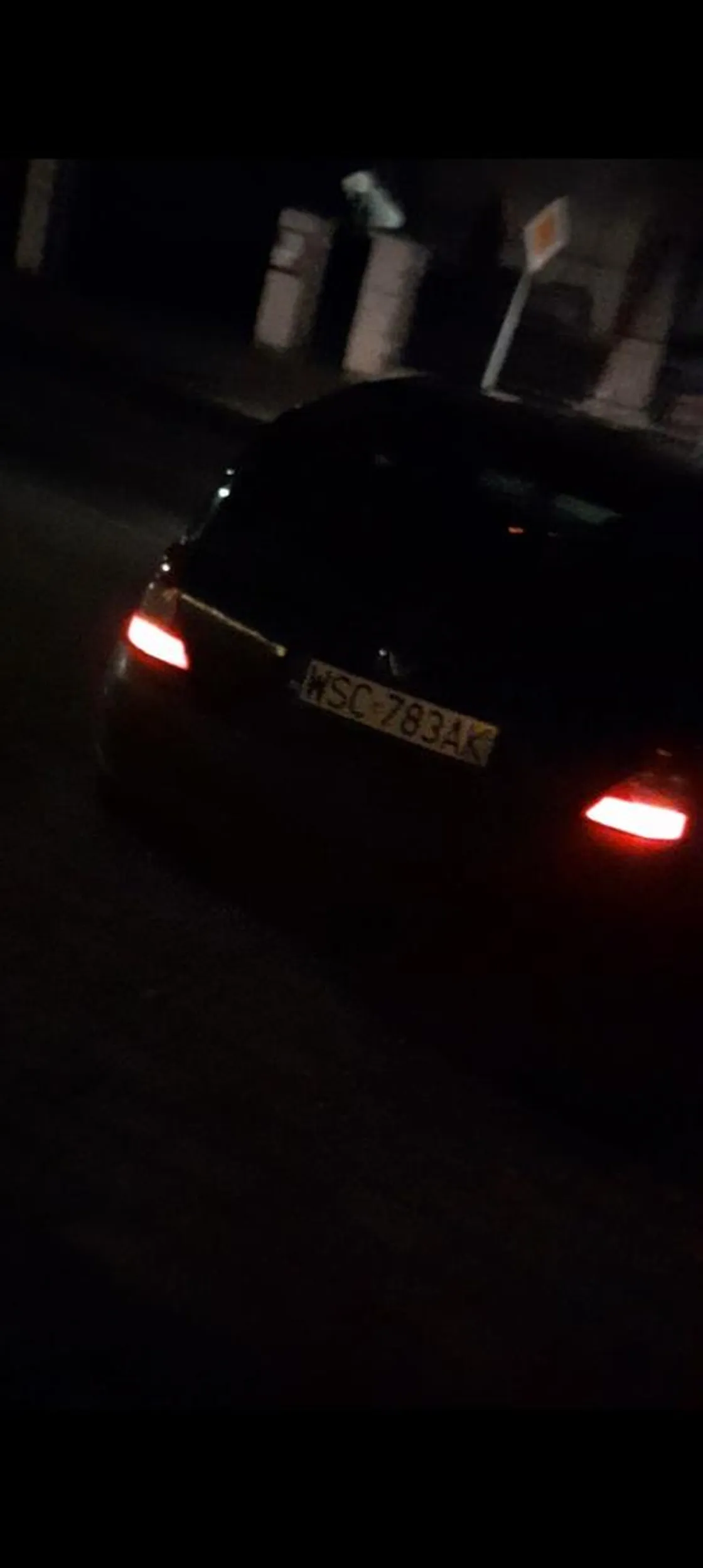 Kierowca który był naćpany i napity który próbował odj*bać coś przy samochodzie po podjechaniu obok na parkingu, po przybiegnieciu i straszeniu policja wyzywa i ucieka z piskiem opon.