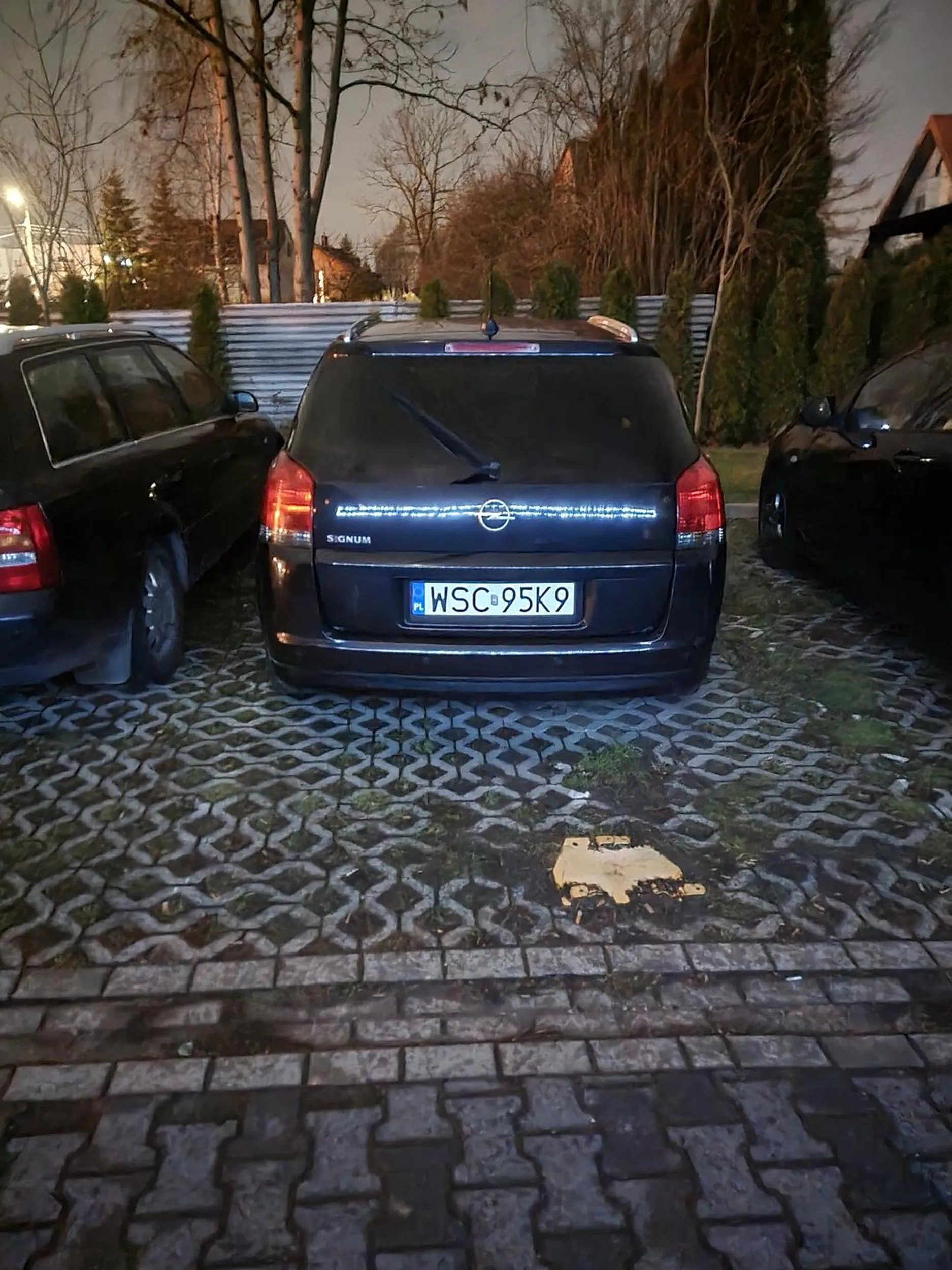 Parkuje na prywatnych miejscach.