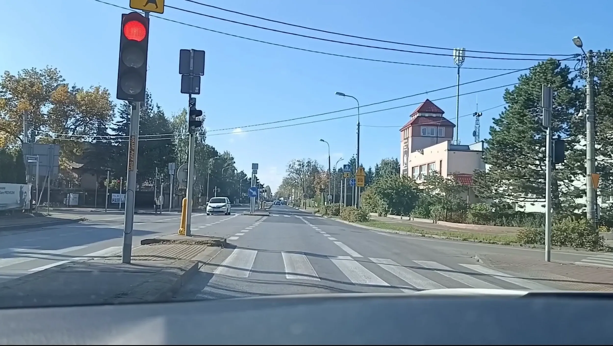 Piastów- ulica Warszawska, kierowca to potencjalny zabójca, zaliczył przejazd na skrzyżowaniu na czerwonym świetle i nie ustąpił dziecku przejścia przez przejście dla pieszych do szkoły. Dobrze, że dziecko nie weszło na jezdnie.