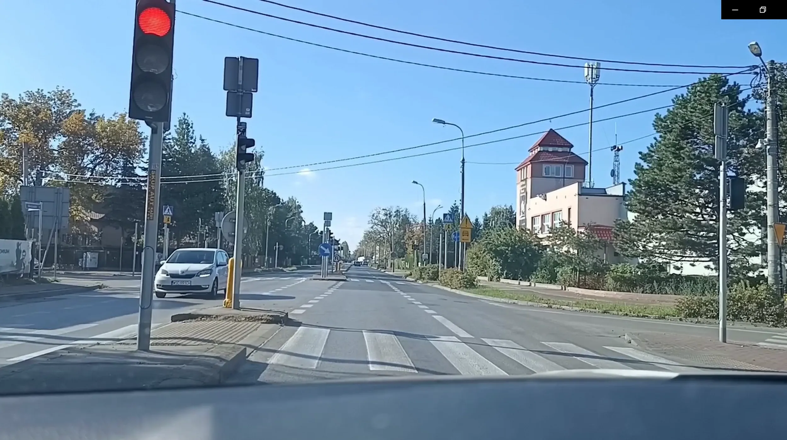 Piastów- ulica Warszawska, kierowca to potencjalny zabójca, zaliczył przejazd na skrzyżowaniu na czerwonym świetle i nie ustąpił dziecku przejścia przez przejście dla pieszych do szkoły. Dobrze, że dziecko nie weszło na jezdnie.