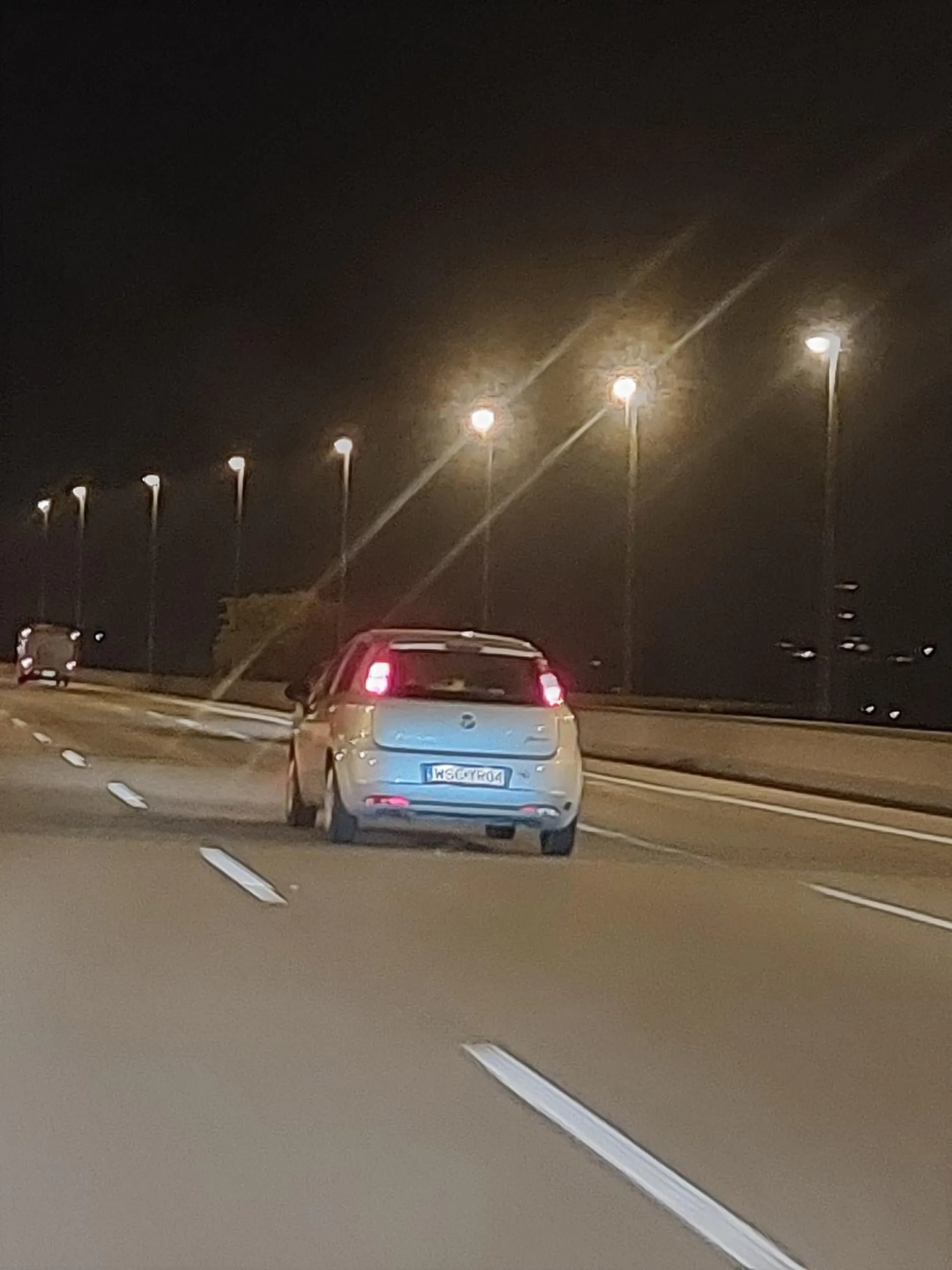 Autostrada A1. Dziewczyna jedzie środkowym pasem mimo całkowicie pustego prawego. Nauczcie sie jeździć prawym pasem, albo nie wjezdzajcie na drogę ktora ma wiecej niż 1 pas.