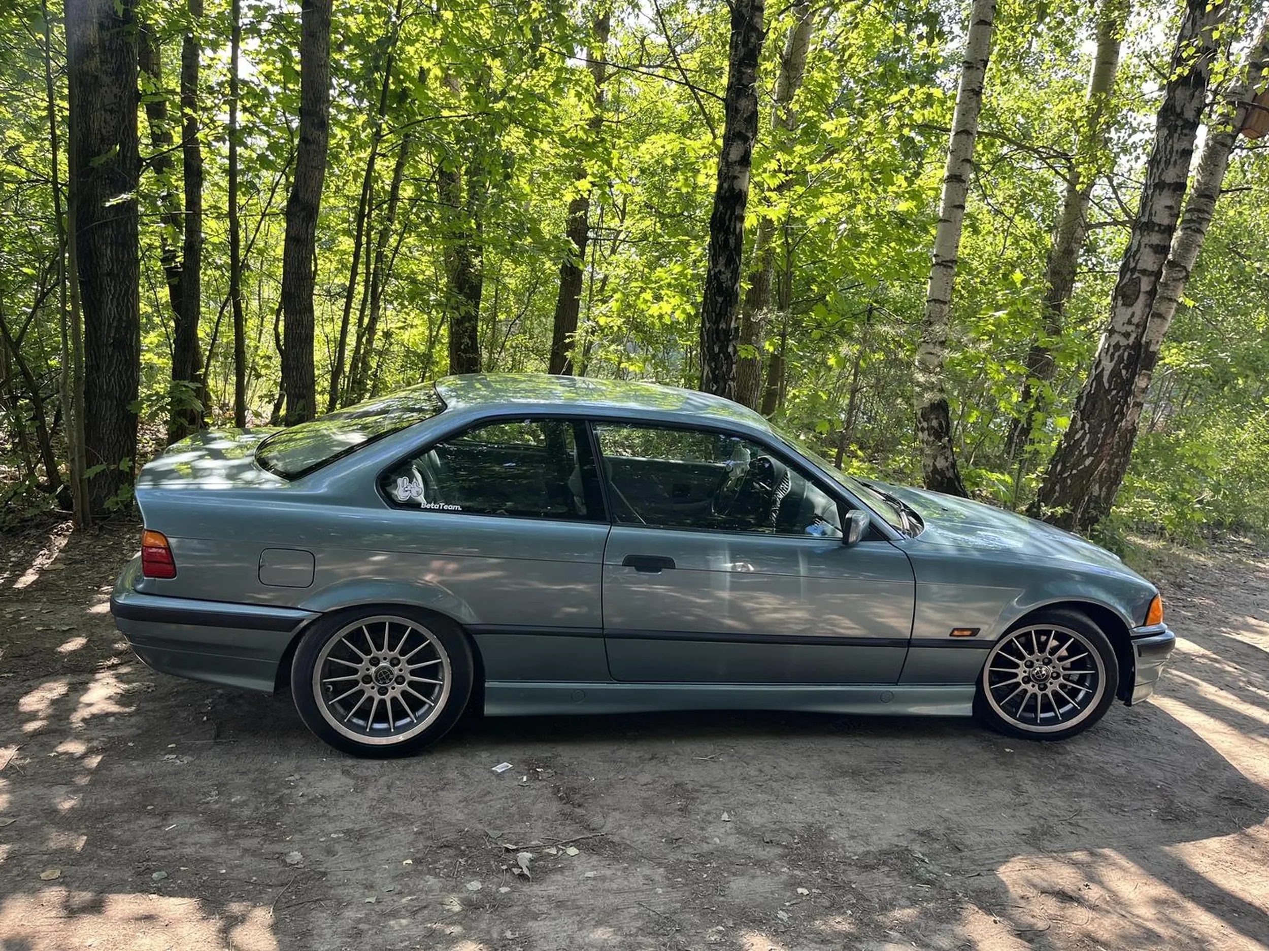 Jakiś małolat napier**dala stuje swoim e36 oby dalej tak młody