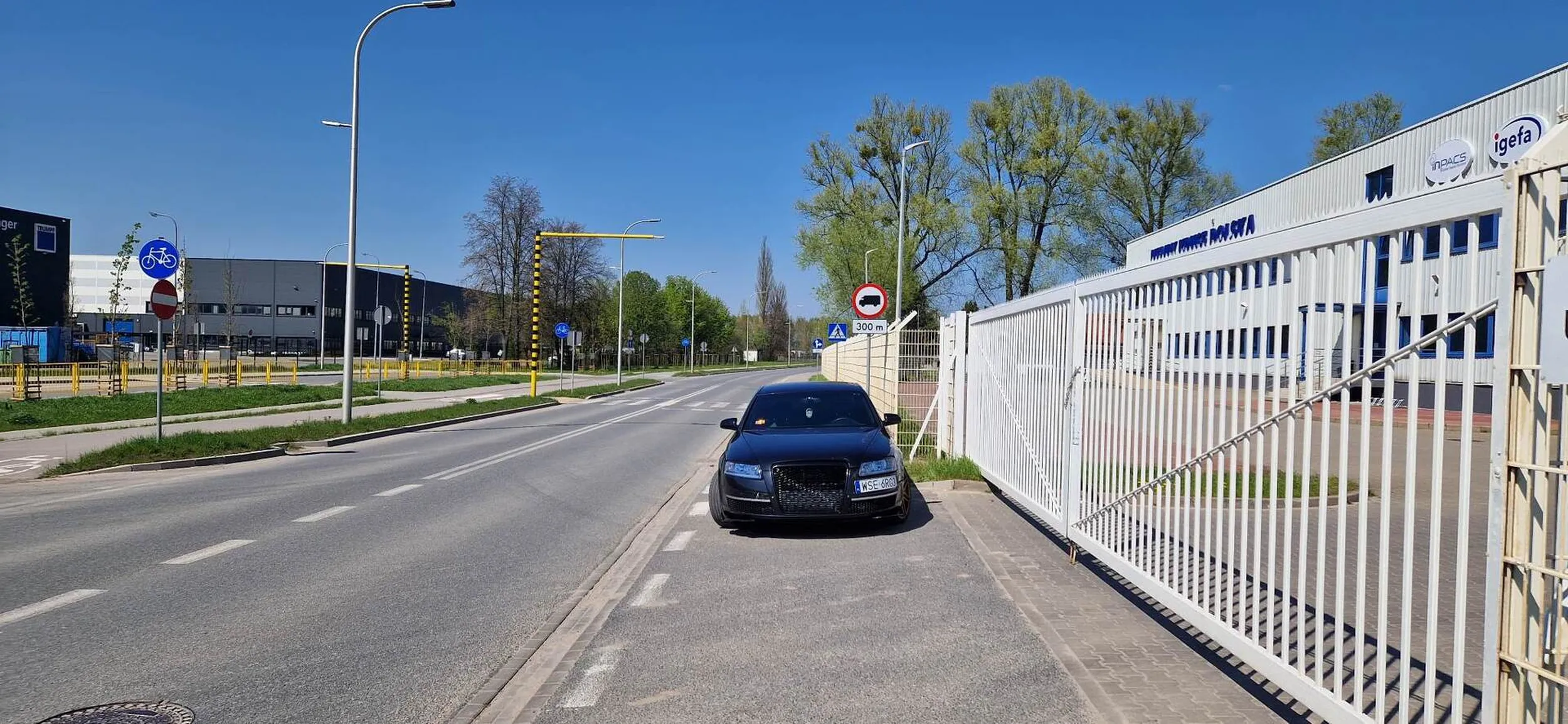 Po drugiej stronie całkowicie wolny i oczywiście bezpłatny parking, ale oczywiście lepiej zablokować cały chodnik.