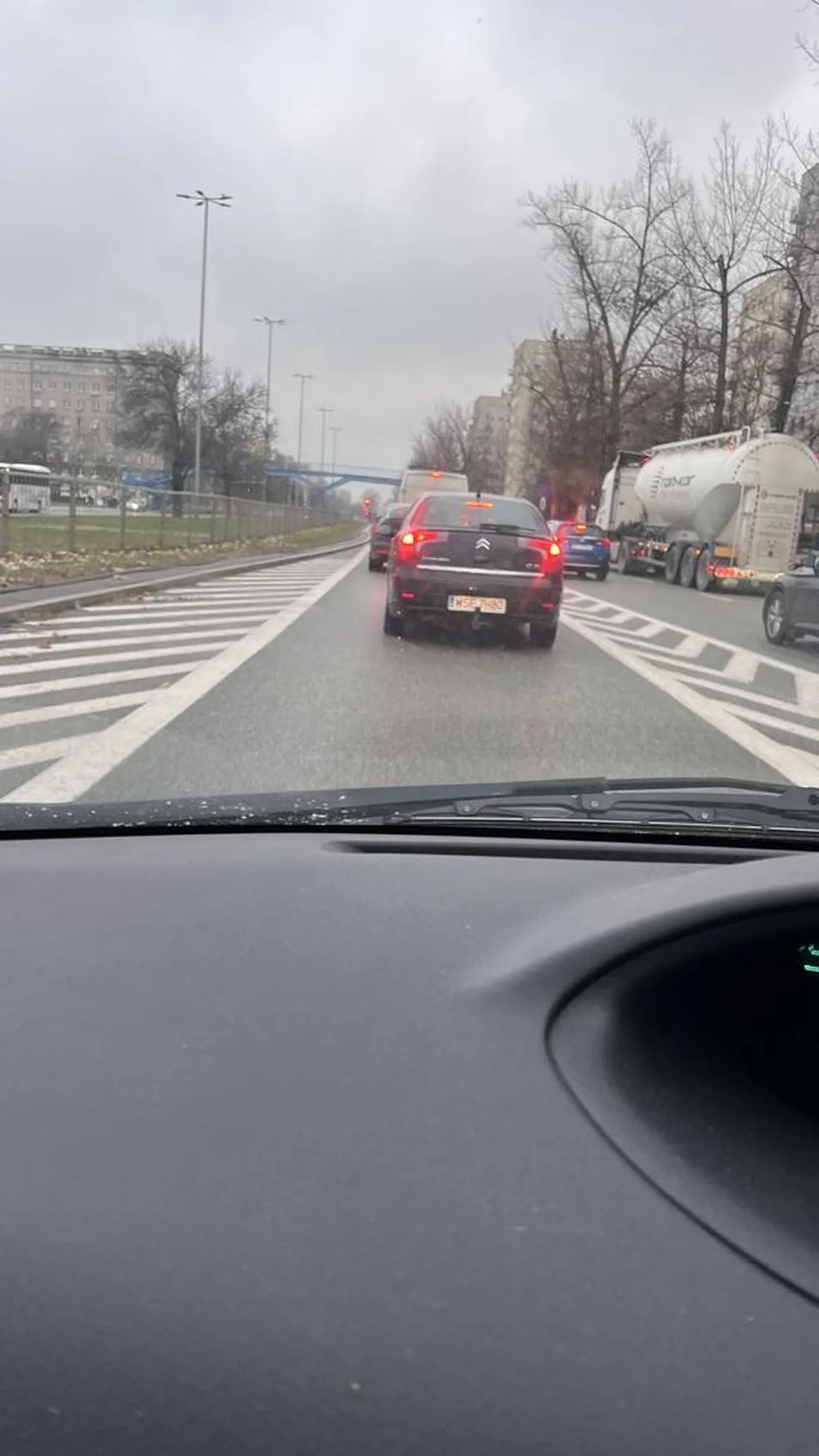 Wyprzedzanie prawym pasem, nie zastosowanie się do jazdy na suwak. Brawo, polecam się zapisać do szkoły jeszcze raz. Pozdro mordo