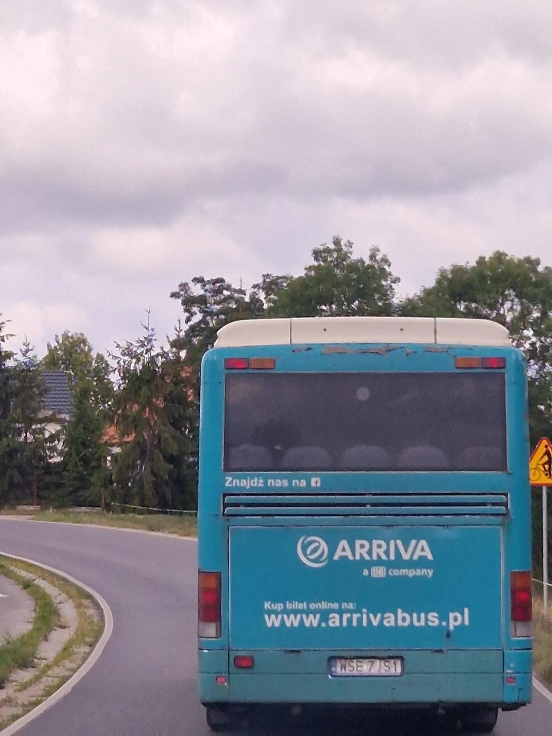 Nie pozdrawiam kierowcy autobusu, któremu tak się spieszyło, że zepchnął mnie z drogi wyprzedzając na waskiej ulicy na wiosce
