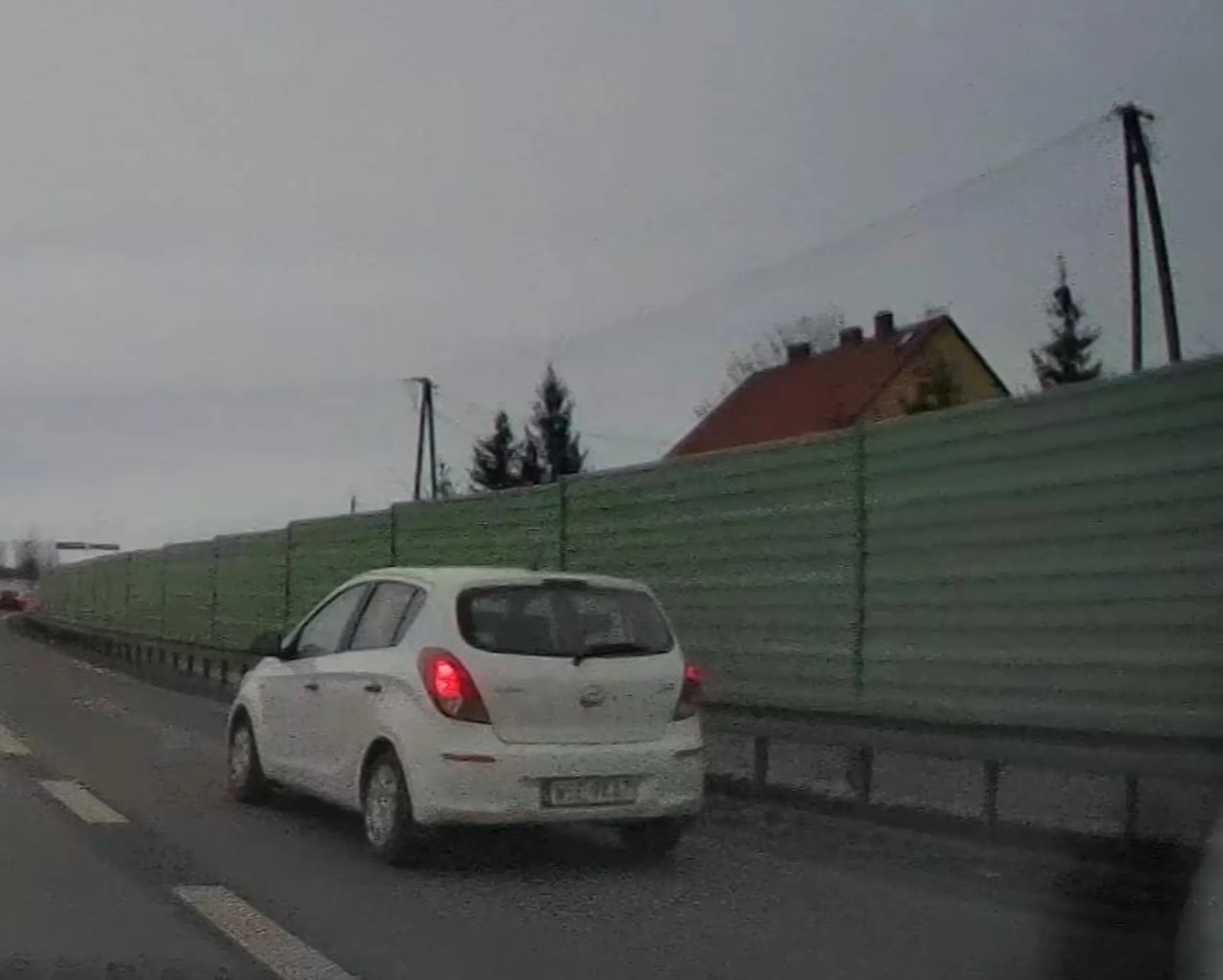 Narwany użytkownik. Za chwilę daj Boże naprawić Wasze auto ze swego OC może. Klei się namiętnie na tył pojazdu.
