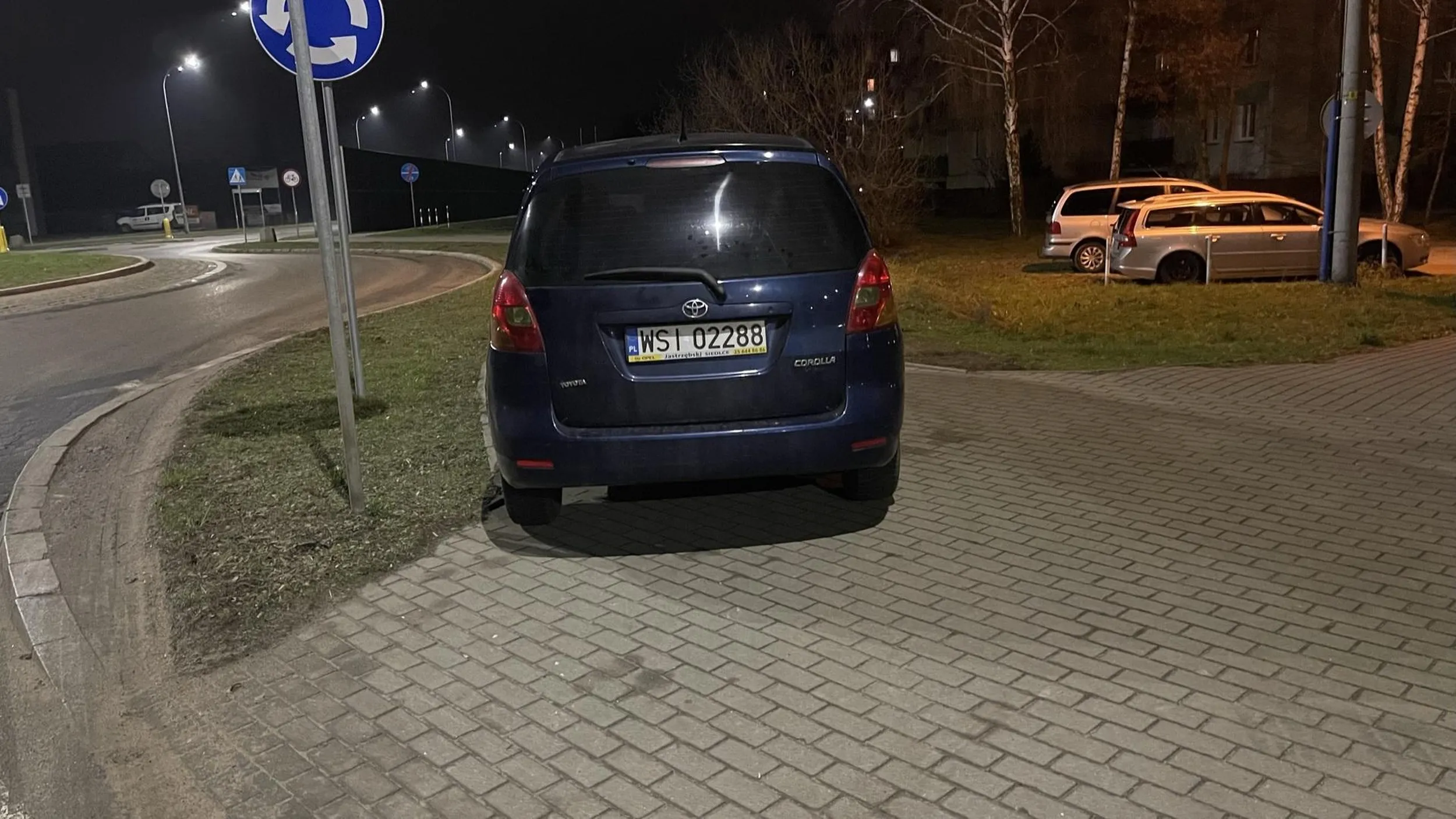 Piękne parkowanie na chodniku przy rondzie Edmunda Zarzyckiego w Węgrowie