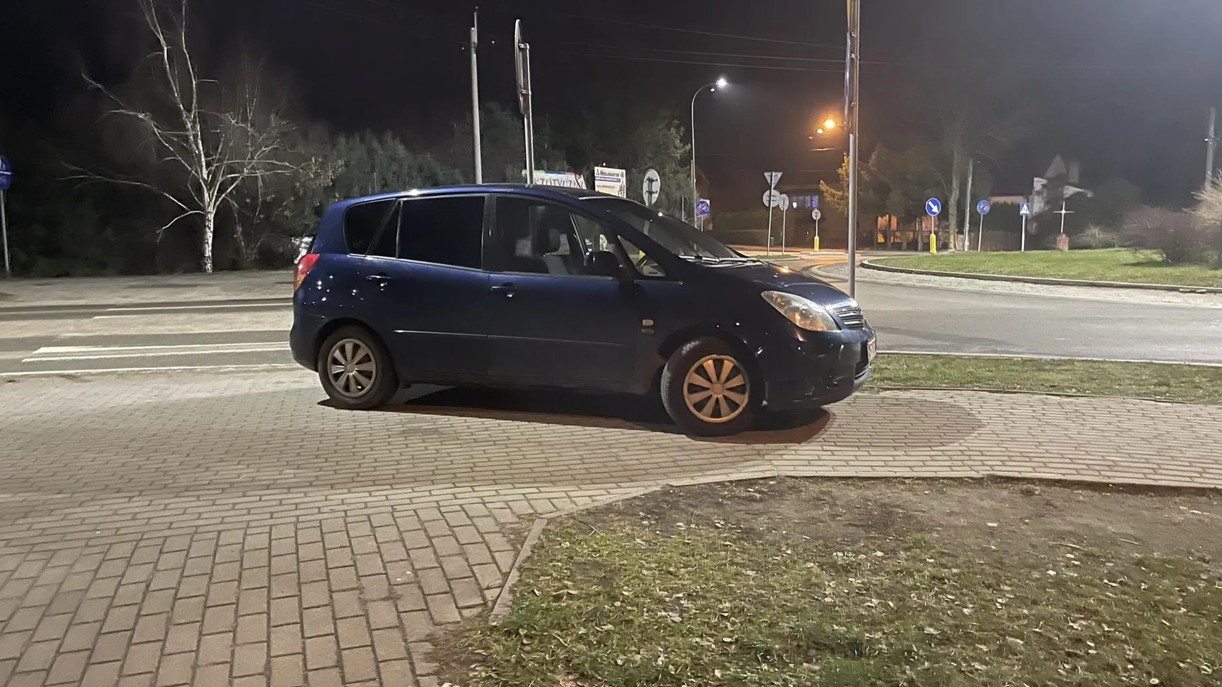 Piękne parkowanie na chodniku przy rondzie Edmunda Zarzyckiego w Węgrowie