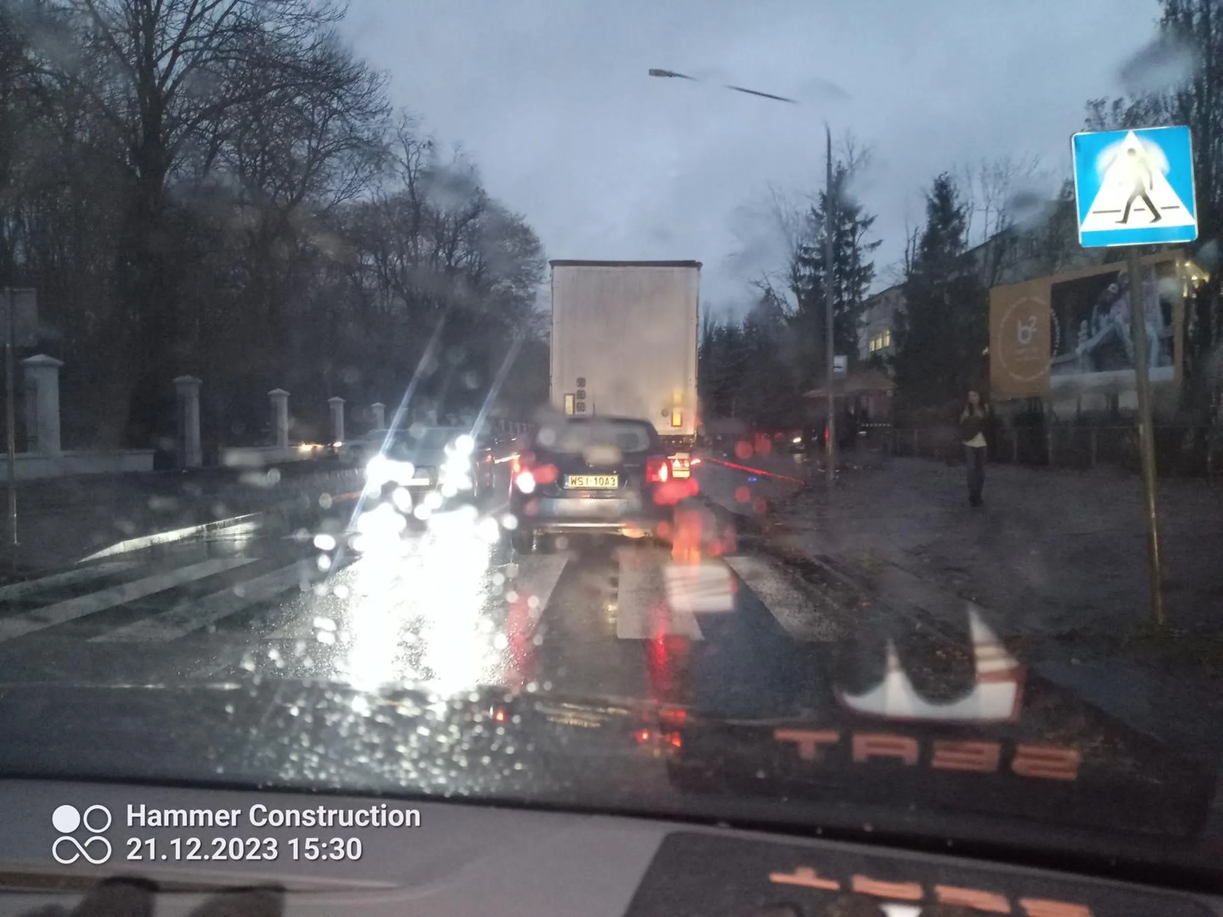 Nie pozdrawiam pajaca bądź jej nie zauważyłem jest ciemno wyjeżdża wymusza pierwszeństwo wymusił mi nieraz na rondzie koło parku koło Topaza Siedlce