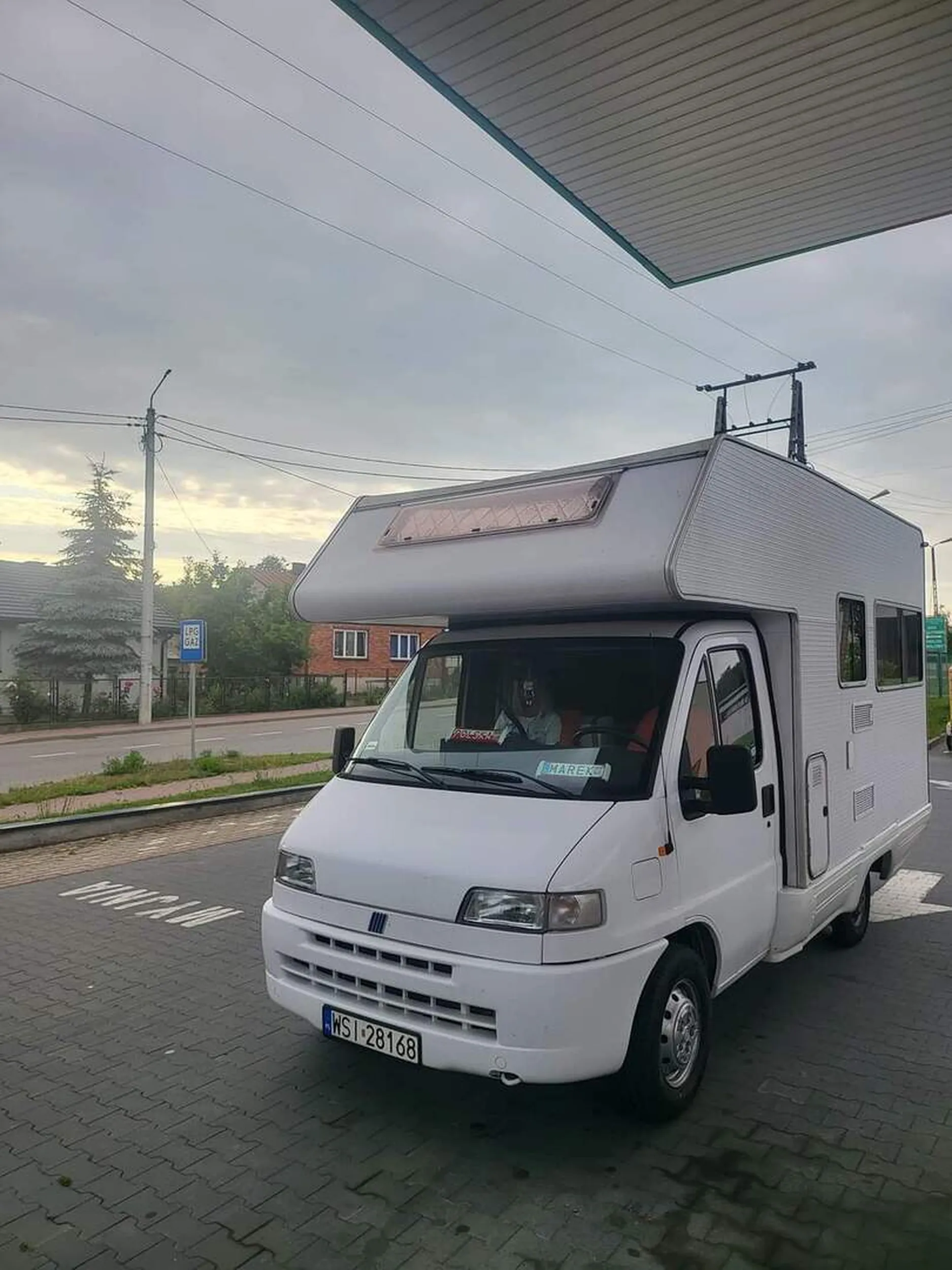 Uważajcie na typa, tym kamperem jeździ radykalny pisowowiec. Nie podejmujcie z nim żadnych rozmów no poprostu szkoda czasu.  Tusk zły i co złe to przez niego..... konfederacja to dzieło szatana... Tylko król jarosław ***** *** i ojciec tadeusz z Torunia XDD