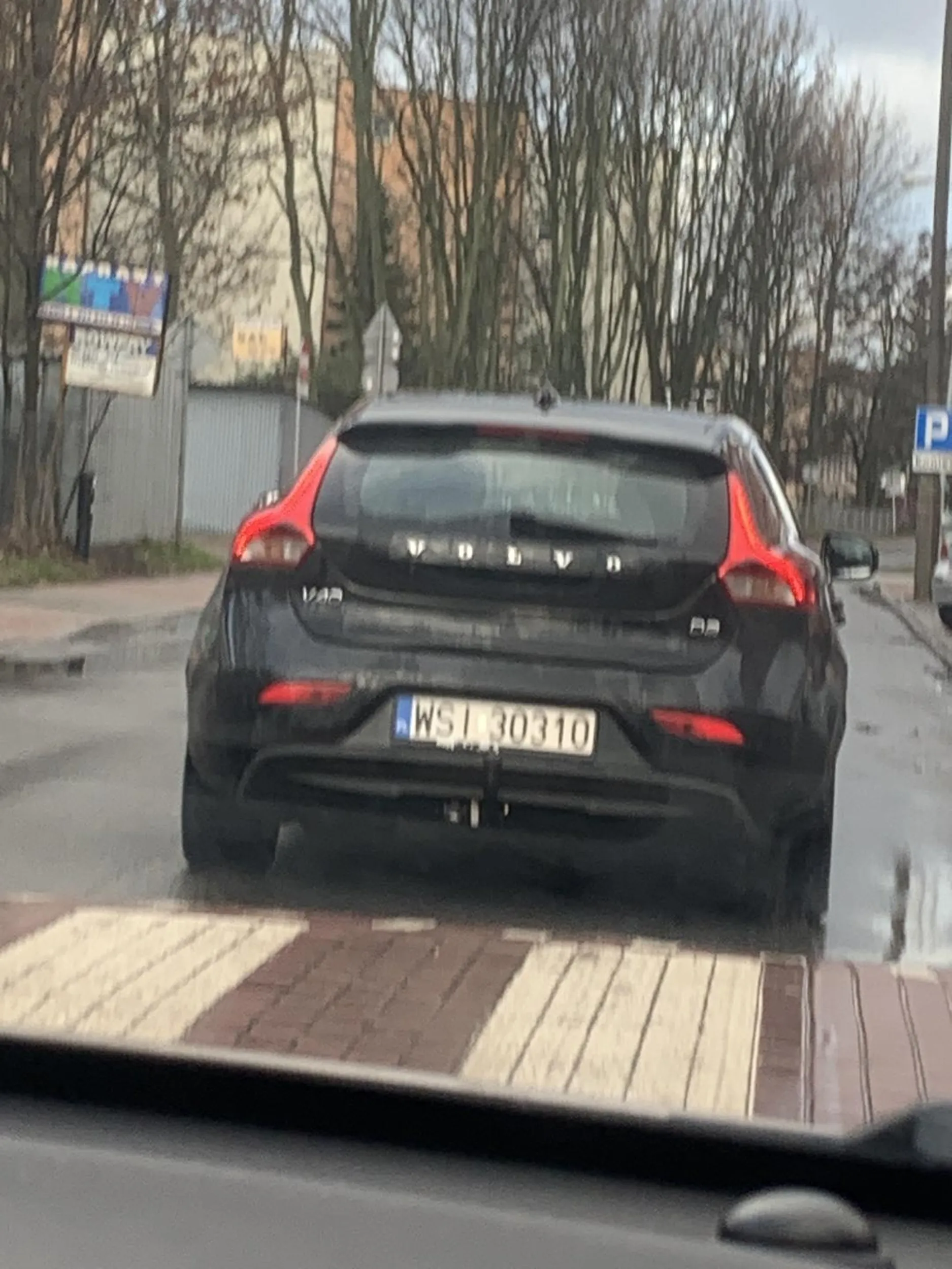 Jak ruro głupia cofasz ? Ani kierunkowskazu ani nic i sie jeszcze prujesz ruro