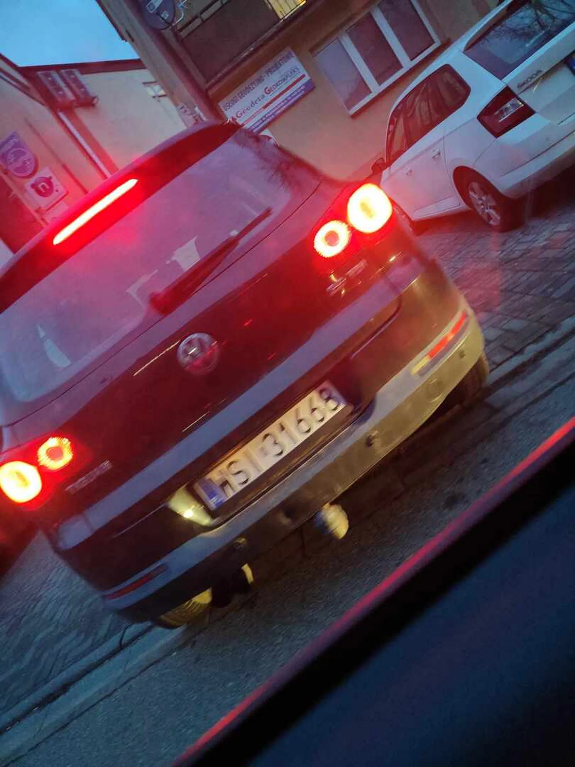 Uwaga na tego kierowcę, jest głuchy jak pień i nie słyszy co się wokół dzieje! Wjechał we mnie przy cofaniu nie słysząc podwójnego klaksonu. Kto takim osobom daje prawo jazdy? Nie dało się też z nim porozumieć bo jest niemy. Co gdyby chodnikiem szedł pieszy, nadal by cieszył michę, że kogoś rozjechał?