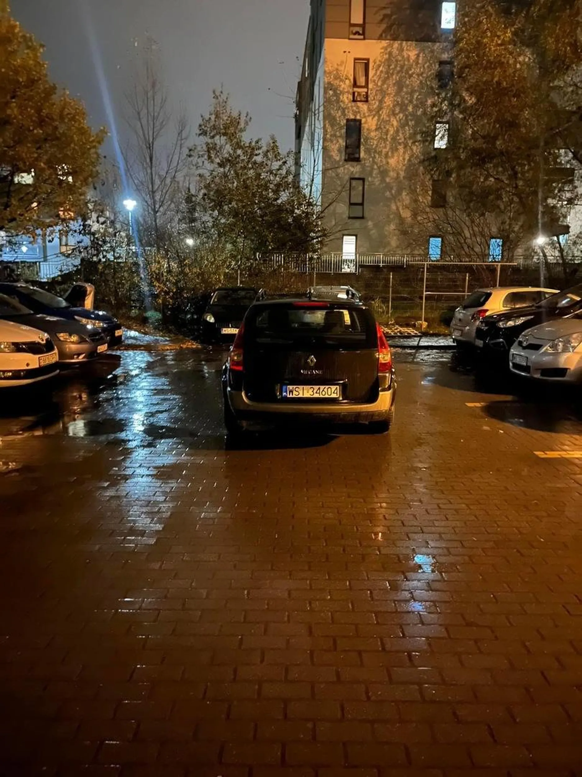 Mistrz parkowania, Siedlce Nowy Świat. Auto stoi od godz 14 i zero reakcji, wyjechać bez szans.