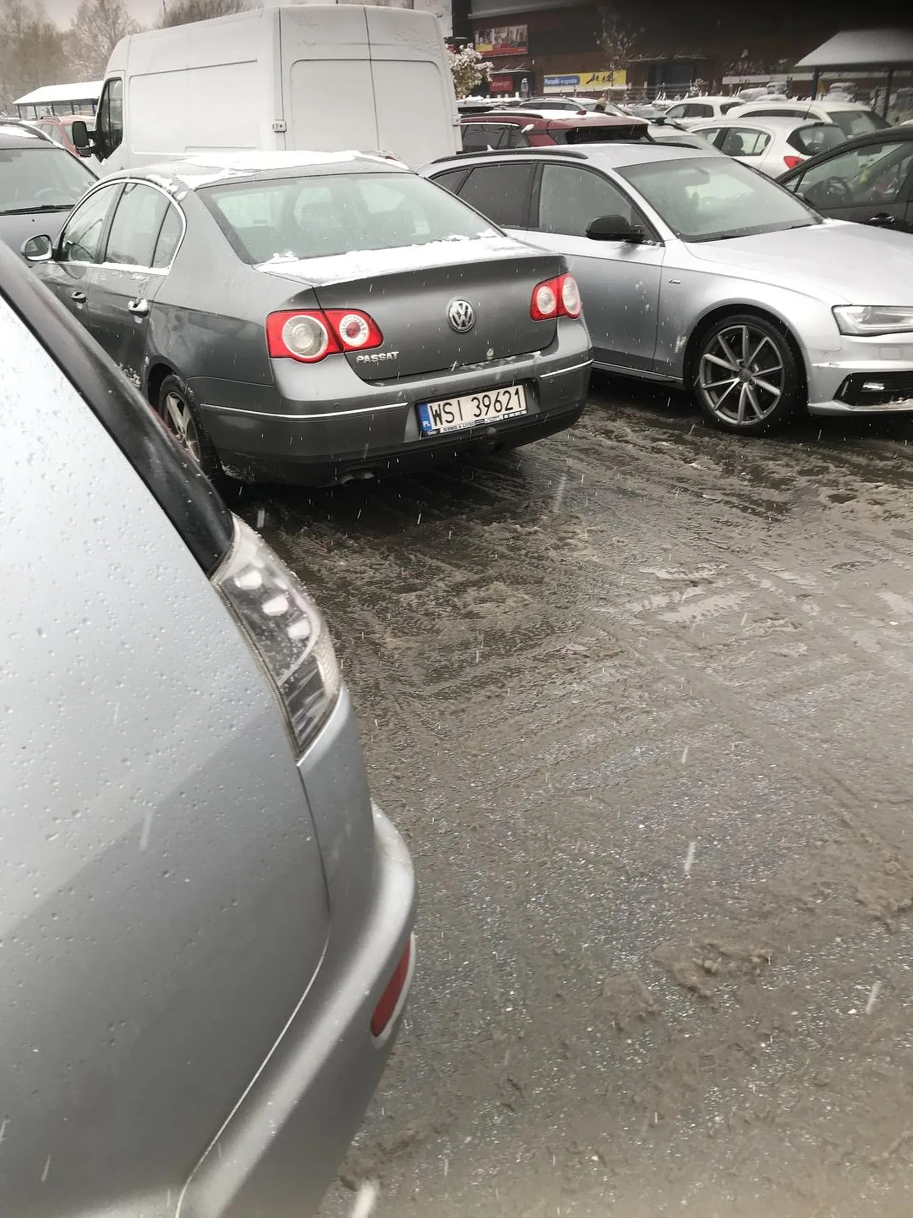 Święta chamska krowa, zero kultury. Za wszelka cene musi zaparkowac przed wszystkimi innymi. Karma wraca...