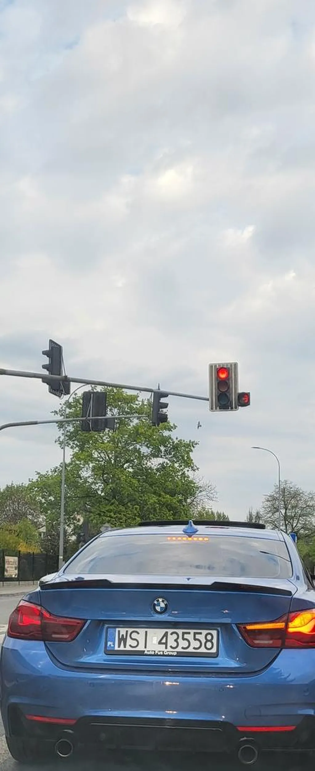 Szczyl z samochodem od rodziców nie zna zasad ruchu drogowego!!!!!!!! I jezdzi po ulicach jak po torze!