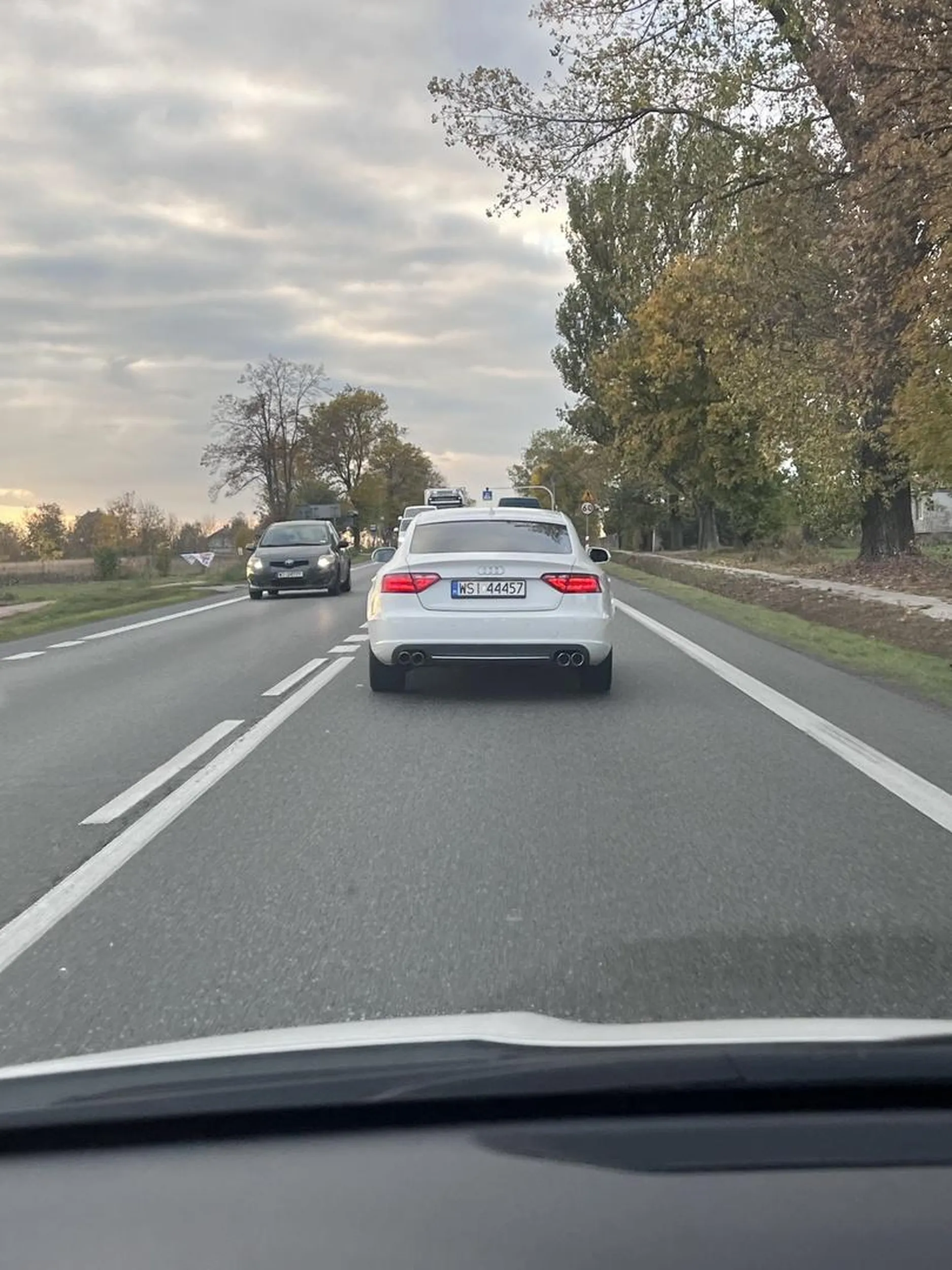 Jedzie przez 15km w zabudowanym z telefonem w jednym ręku i papierosem w drugim, kiep oczywiście za okno... Wieśniara w tlenionym blondzie