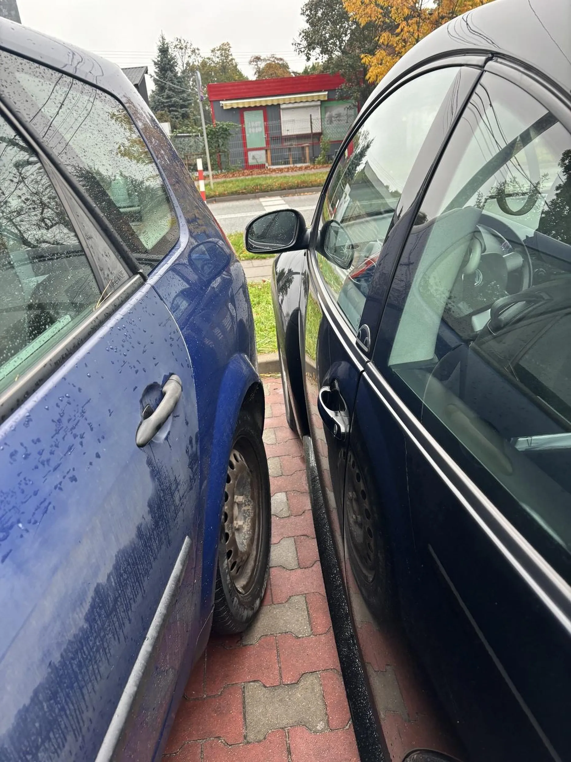 Jak widać na zdjęciach - parkować nie potrafi, odstępu nie zachowuje, auto ma obtuczone. Wniosek - doszkolić swoje umiejętności jazdy bo strach tak jeździć, w dodatku wozić dzieciaka z tyłu…