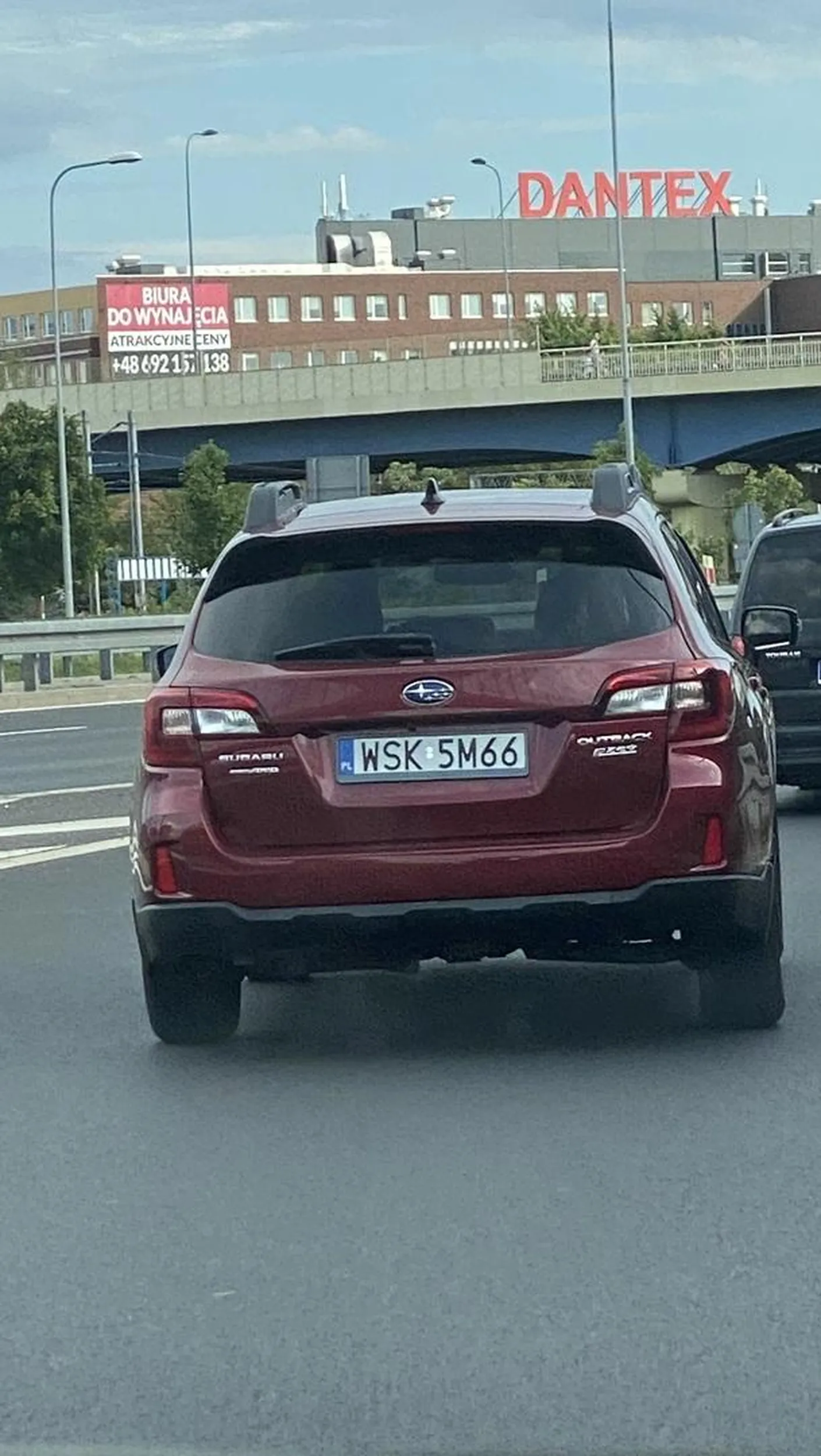 Notorycznie zajeżdża pas innym kierowcom bez kierunkowskazów. Wjechał prosto pod rozpędzony samochód bez kierunku mimo ze miał swój pas i oba były prosto. Naucz się jeździć po Warszawie