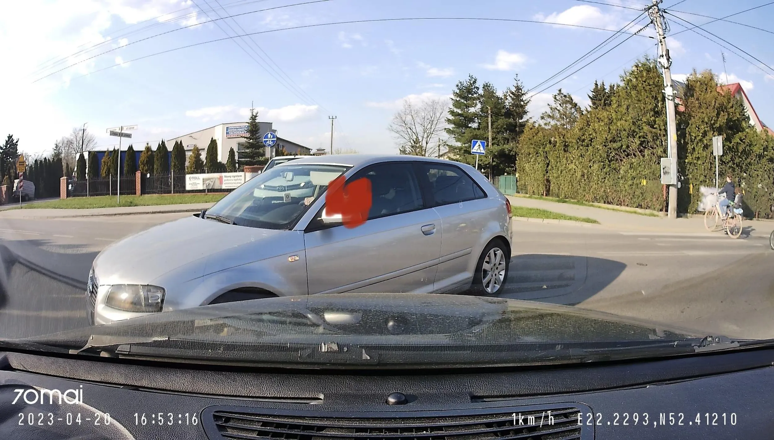 Mało sprytna pani. Ścina zakręt i ma problem do kogoś innego..