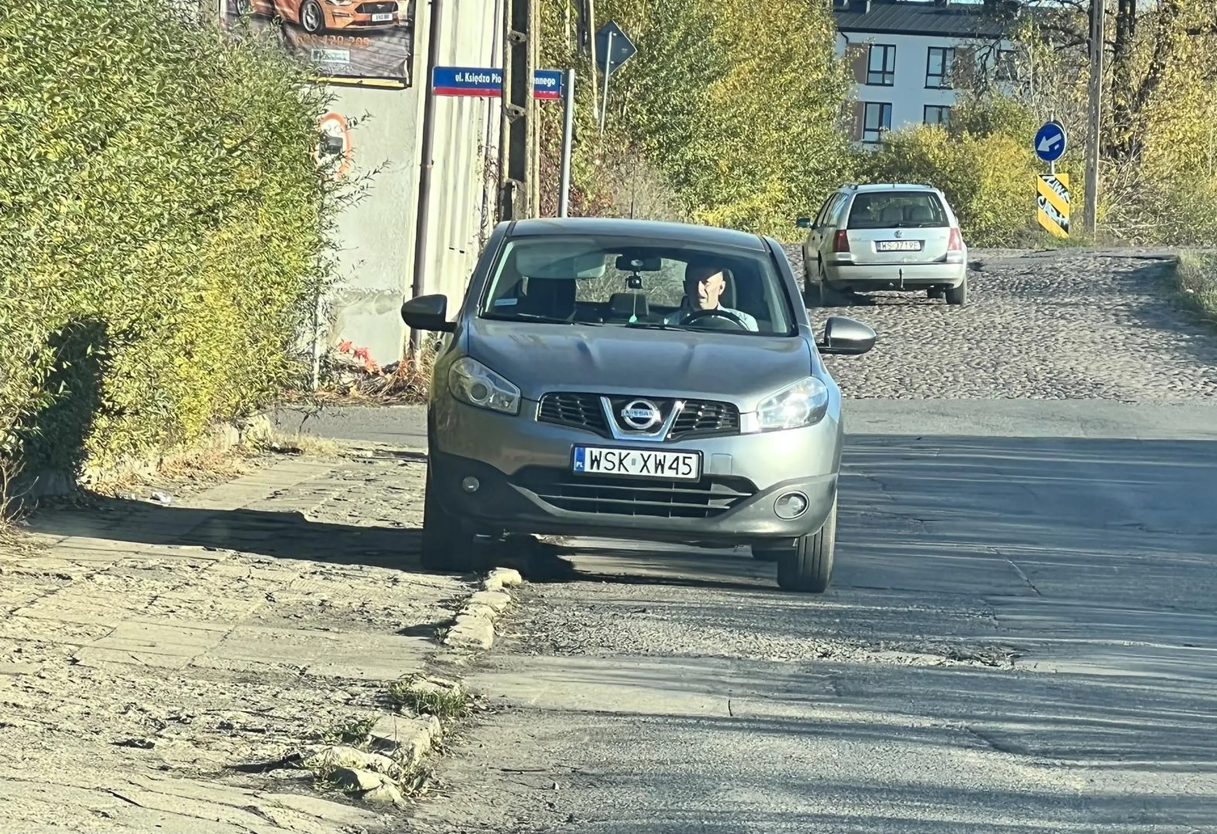 Zaparkowal tuz przy skrzyzowaniu. A jak wiemy nie wolno parkowac mniej niz 10 m od skrzyzowania