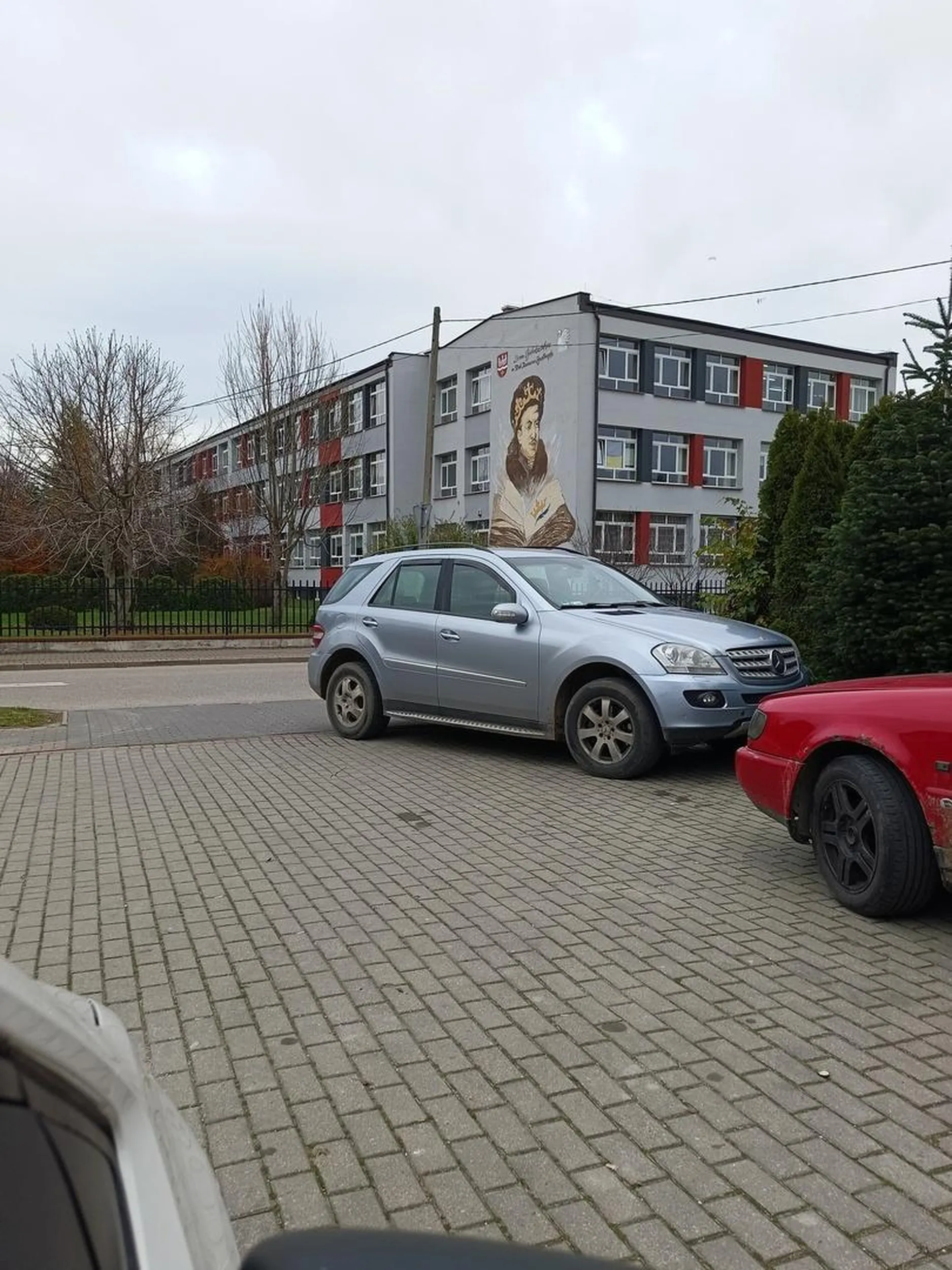 Tu jest wyjazd. Naucz się parkować dziadu!