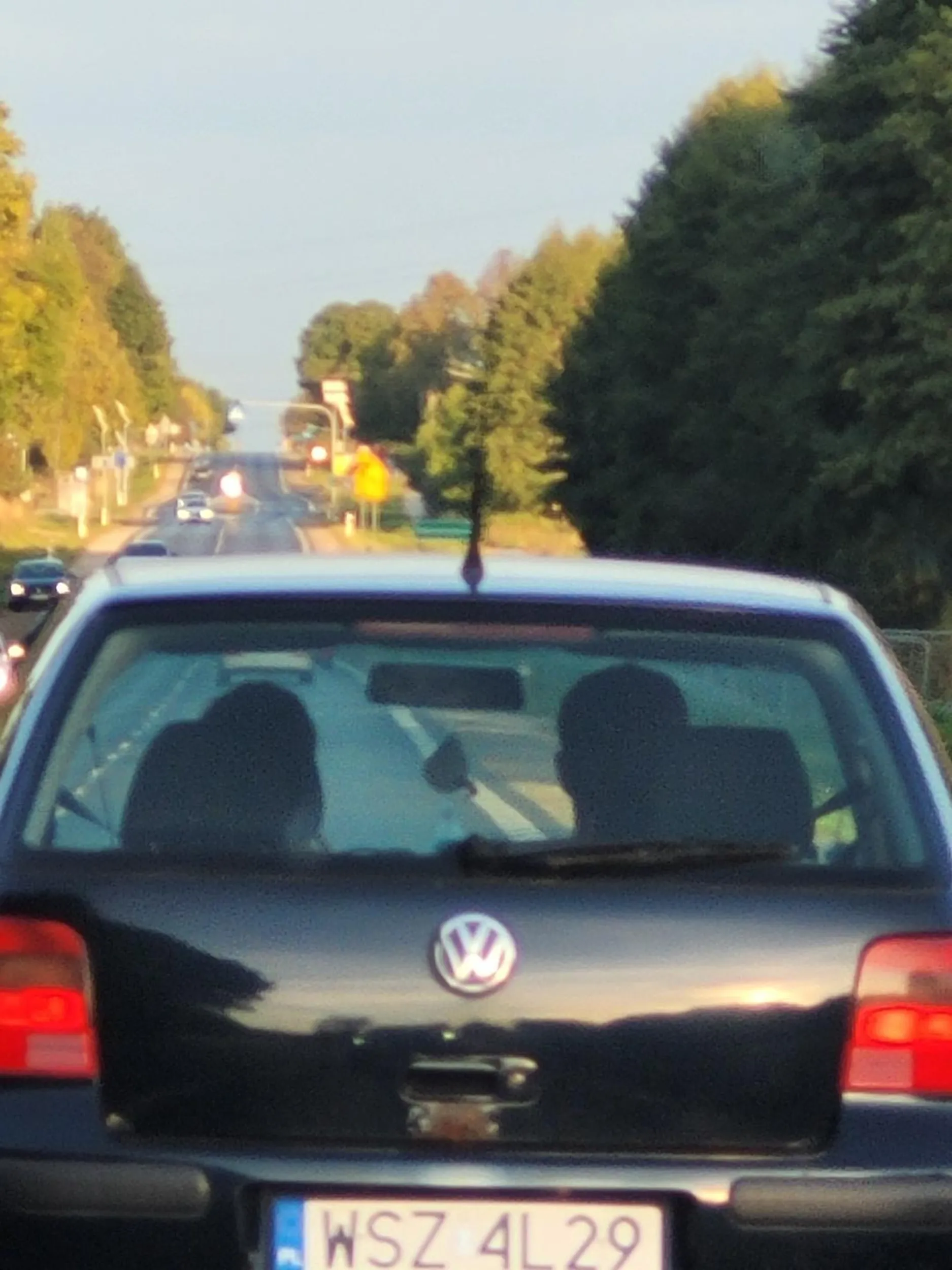 Ja wiem że może wam się nudzić podczas jazdy samochodem ale jak już gadacie ze sobą to patrzcie też na droge bo jak była rozmowa to zaczynało się dziwne hamowanie itd.