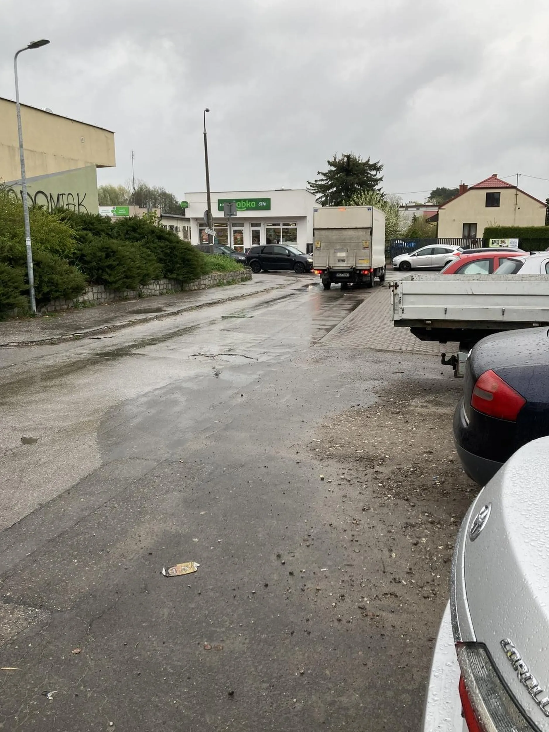 Kierowco, idź do okulisty lub na kurs prawa jazdy bo znakow nie widzisz a tym bardziej pieszych. Ulica która jedziesz w Pionkch dnia 25.04.2023 o godzinie 15:38 jest ulica jednokierunkowa